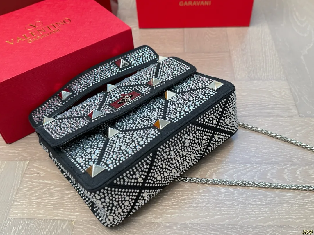 ¥420 Folding box Valentino star diamond version handbag Simple bag silhouette unlocks fashionable charm Can be salty or sweet Make you the most beautiful girl on the street Very versatile yyds Size: 24 16