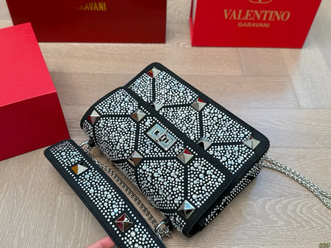 ¥420 Folding box Valentino star diamond version handbag Simple bag silhouette unlocks fashionable charm Can be salty or sweet Make you the most beautiful girl on the street Very versatile yyds Size: 24 16
