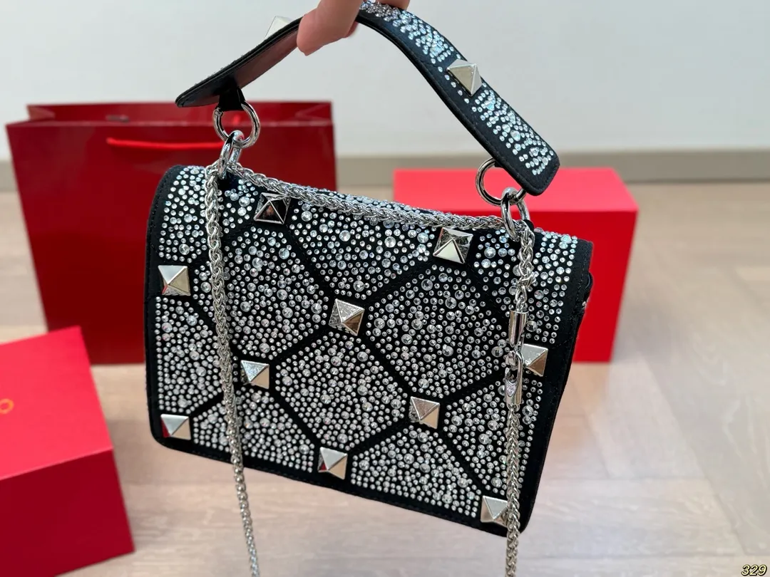 ¥420 Folding box Valentino star diamond version handbag Simple bag silhouette unlocks fashionable charm Can be salty or sweet Make you the most beautiful girl on the street Very versatile yyds Size: 24 16