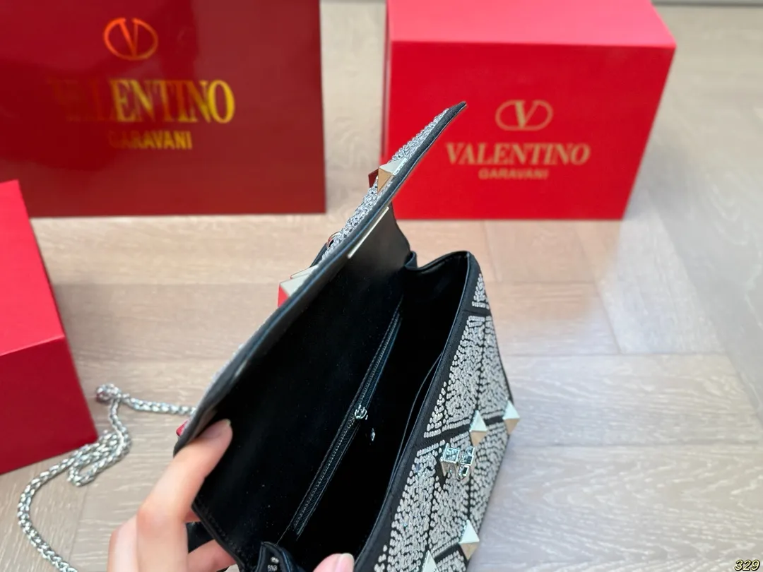 ¥420 Folding box Valentino star diamond version handbag Simple bag silhouette unlocks fashionable charm Can be salty or sweet Make you the most beautiful girl on the street Very versatile yyds Size: 24 16