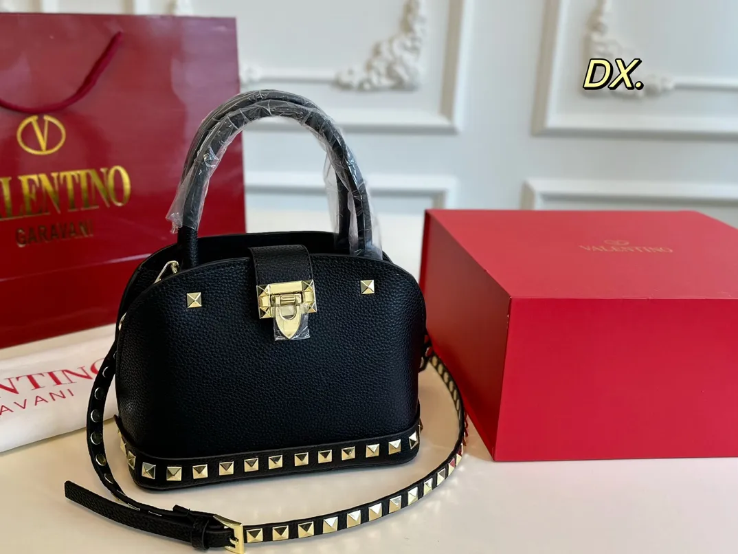 P360 (folding box) size: 21×16 VALENTINO Valentino rivet shell bag ❤️ The classic shell bag style is decorated with rivets ✔️ Good, fashionable and practical at the same time! The rivet decoration on the bottom is so high-end and full of details🈵️ Stable without losing the cool style✅