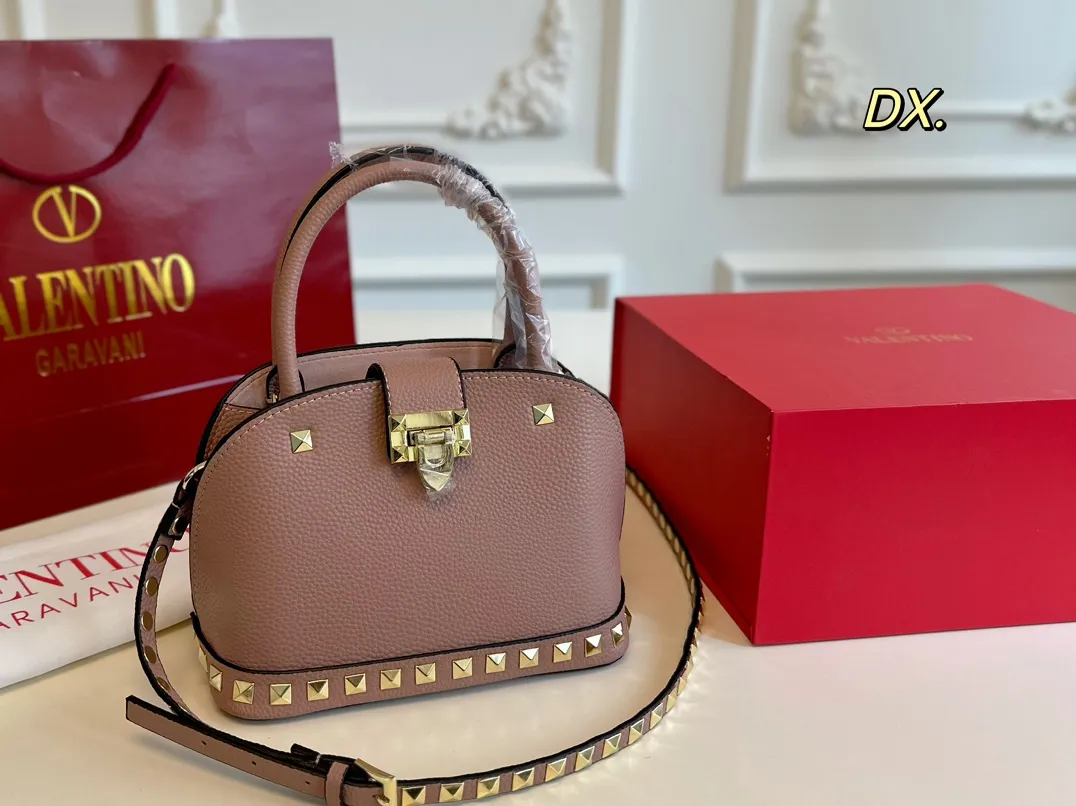 P360 (folding box) size: 21×16 VALENTINO Valentino rivet shell bag ❤️ The classic shell bag style is decorated with rivets ✔️ Good, fashionable and practical at the same time! The rivet decoration on the bottom is so high-end and full of details🈵️ Stable without losing the cool style✅