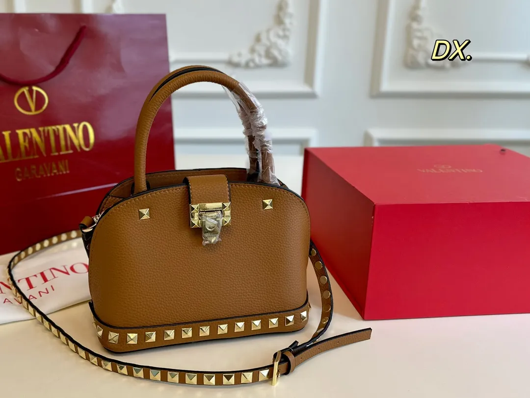 P360 (folding box) size: 21×16 VALENTINO Valentino rivet shell bag ❤️ The classic shell bag style is decorated with rivets ✔️ Good, fashionable and practical at the same time! The rivet decoration on the bottom is so high-end and full of details🈵️ Stable without losing the cool style✅