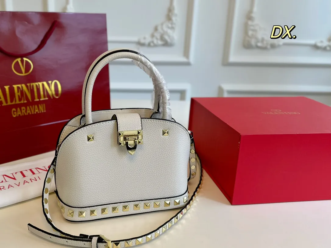 P360 (folding box) size: 21×16 VALENTINO Valentino rivet shell bag ❤️ The classic shell bag style is decorated with rivets ✔️ Good, fashionable and practical at the same time! The rivet decoration on the bottom is so high-end and full of details🈵️ Stable without losing the cool style✅