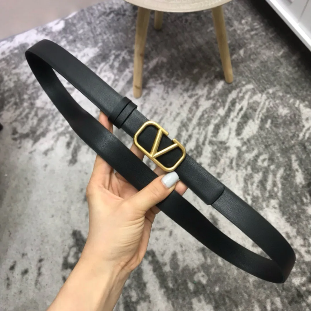 P180 Valentino classic letter series, the same style as the stars. Width 2.5CM. The hardware is made of classic cowhide leather fabric with logo. It can be worn on both sides! A non-contrasting belt! Goddess style and couple style! Fashion essentials for men and women [color][color][color]