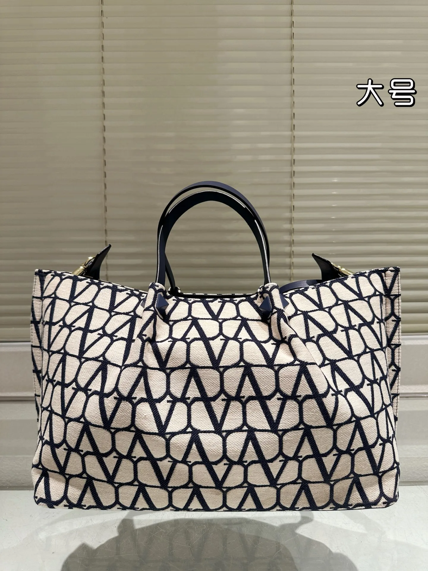 P390⚠️Size 37.24 Valentino handbag can be worn cross-body. It has a retro feel. It is high-end yet elegant. It has a great sense of atmosphere. It can be worn for commuting, leisure and dating.