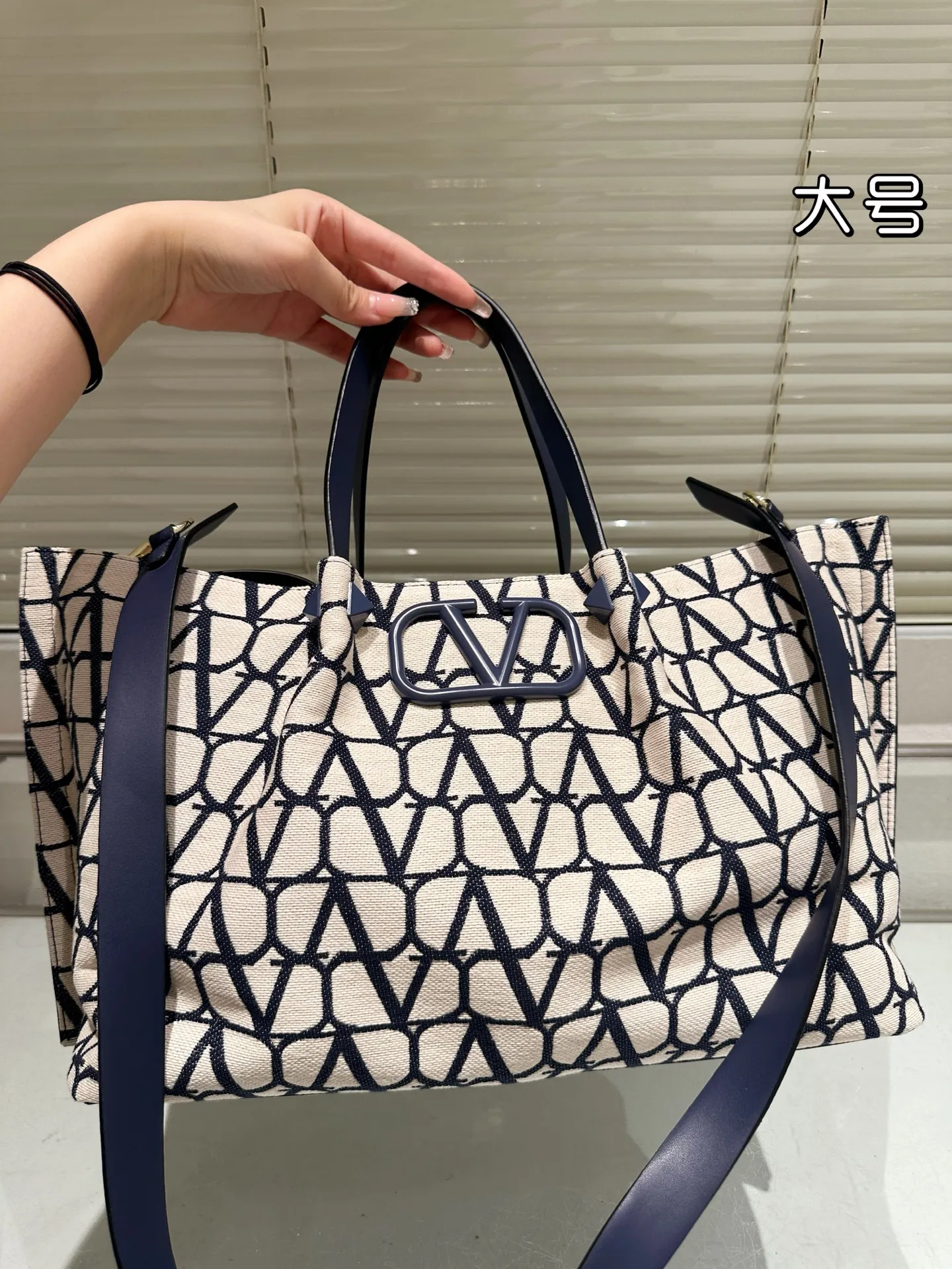 P390⚠️Size 37.24 Valentino handbag can be worn cross-body. It has a retro feel. It is high-end yet elegant. It has a great sense of atmosphere. It can be worn for commuting, leisure and dating.