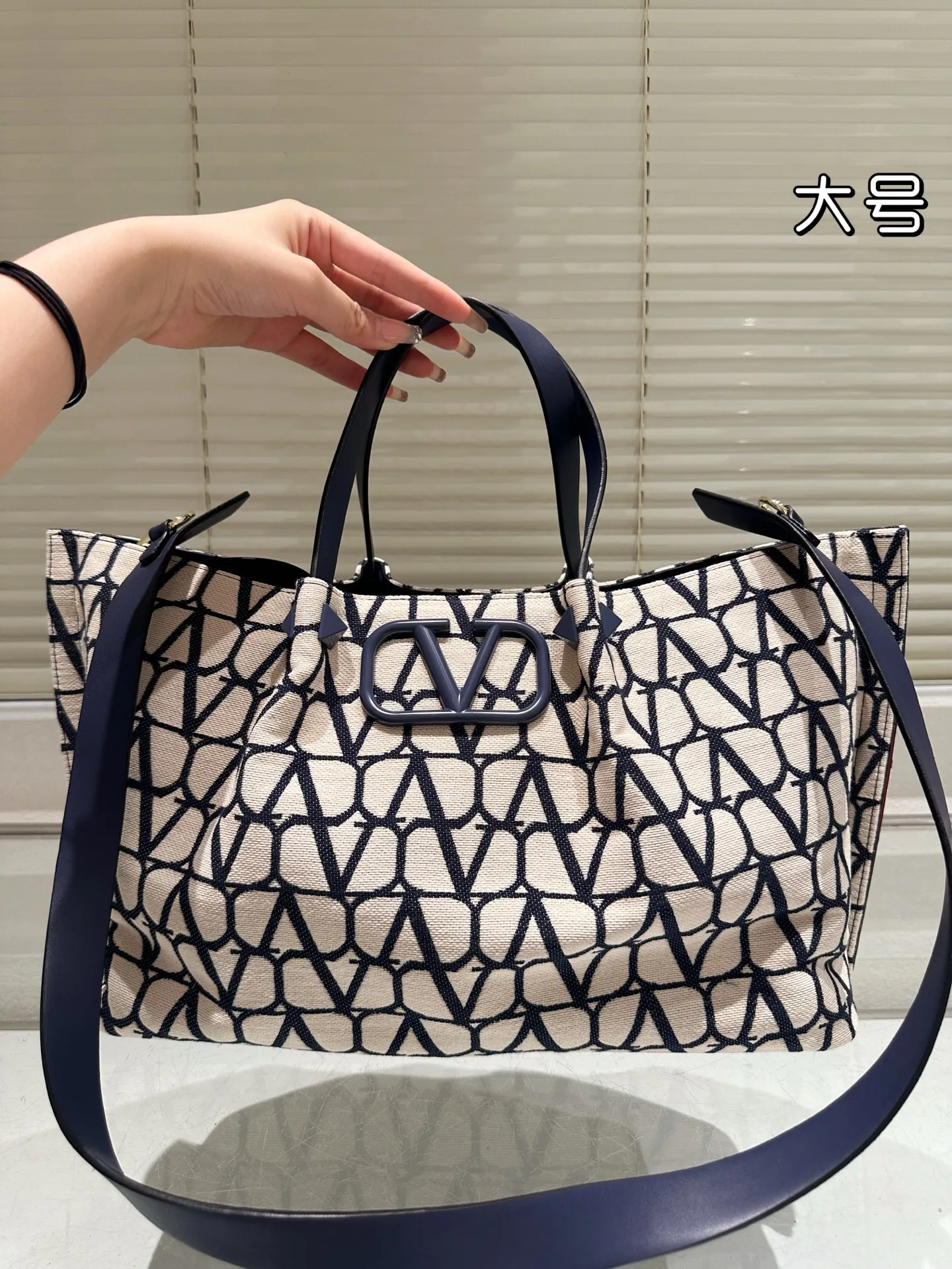 P390⚠️Size 37.24 Valentino handbag can be worn cross-body. It has a retro feel. It is high-end yet elegant. It has a great sense of atmosphere. It can be worn for commuting, leisure and dating.