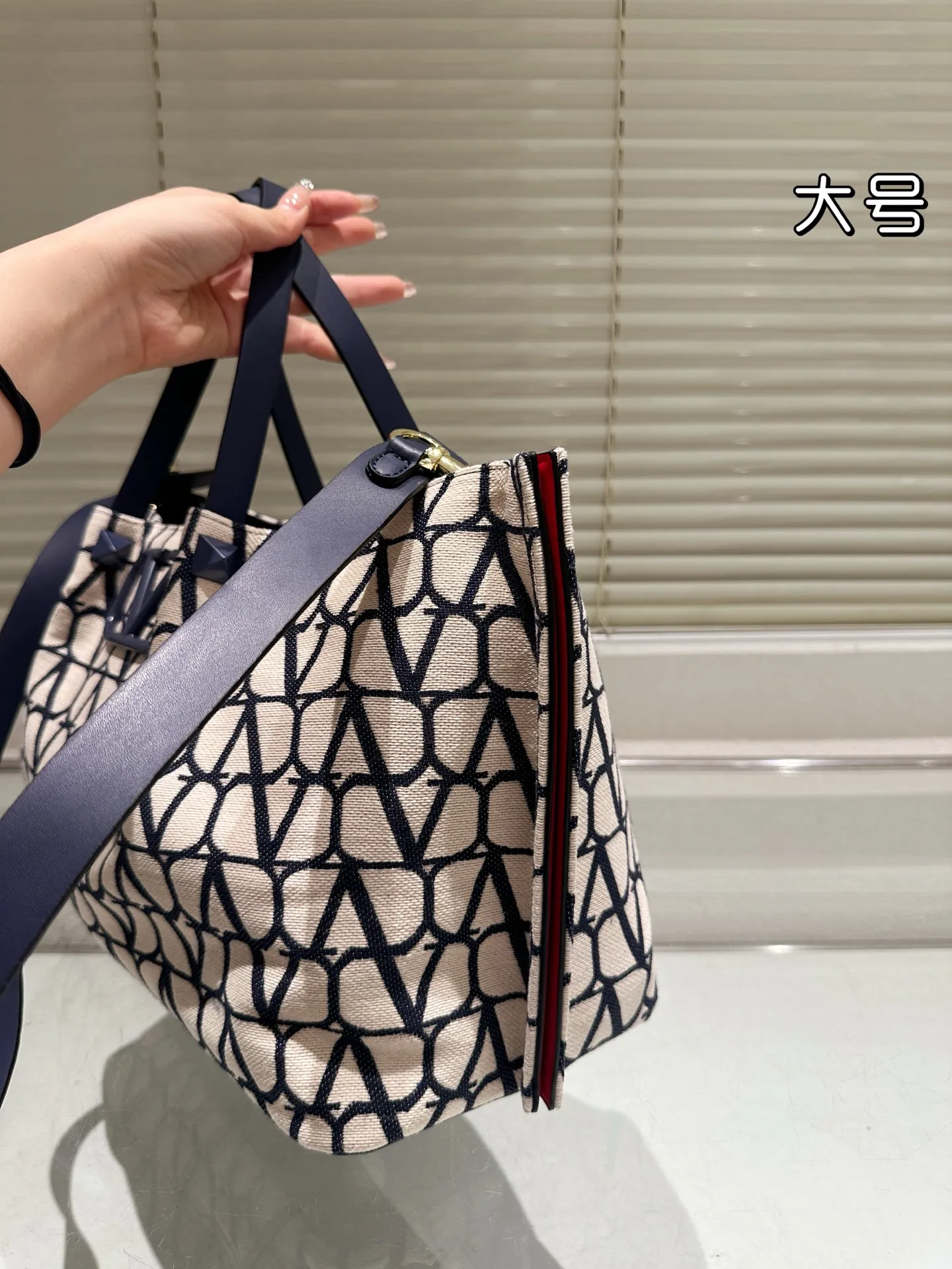 P390⚠️Size 37.24 Valentino handbag can be worn cross-body. It has a retro feel. It is high-end yet elegant. It has a great sense of atmosphere. It can be worn for commuting, leisure and dating.