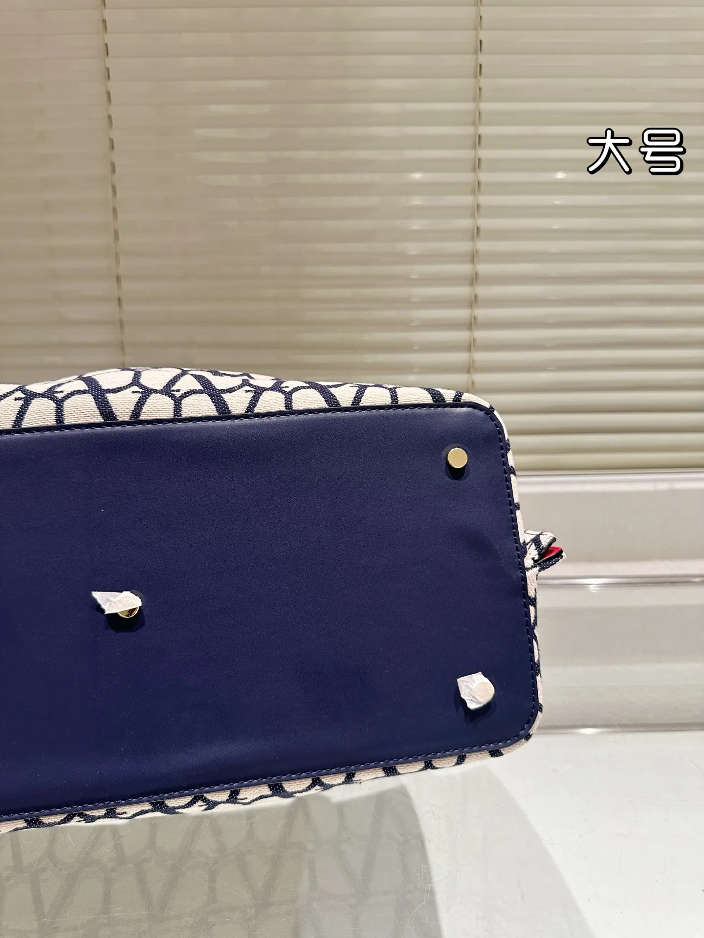 P390⚠️Size 37.24 Valentino handbag can be worn cross-body. It has a retro feel. It is high-end yet elegant. It has a great sense of atmosphere. It can be worn for commuting, leisure and dating.