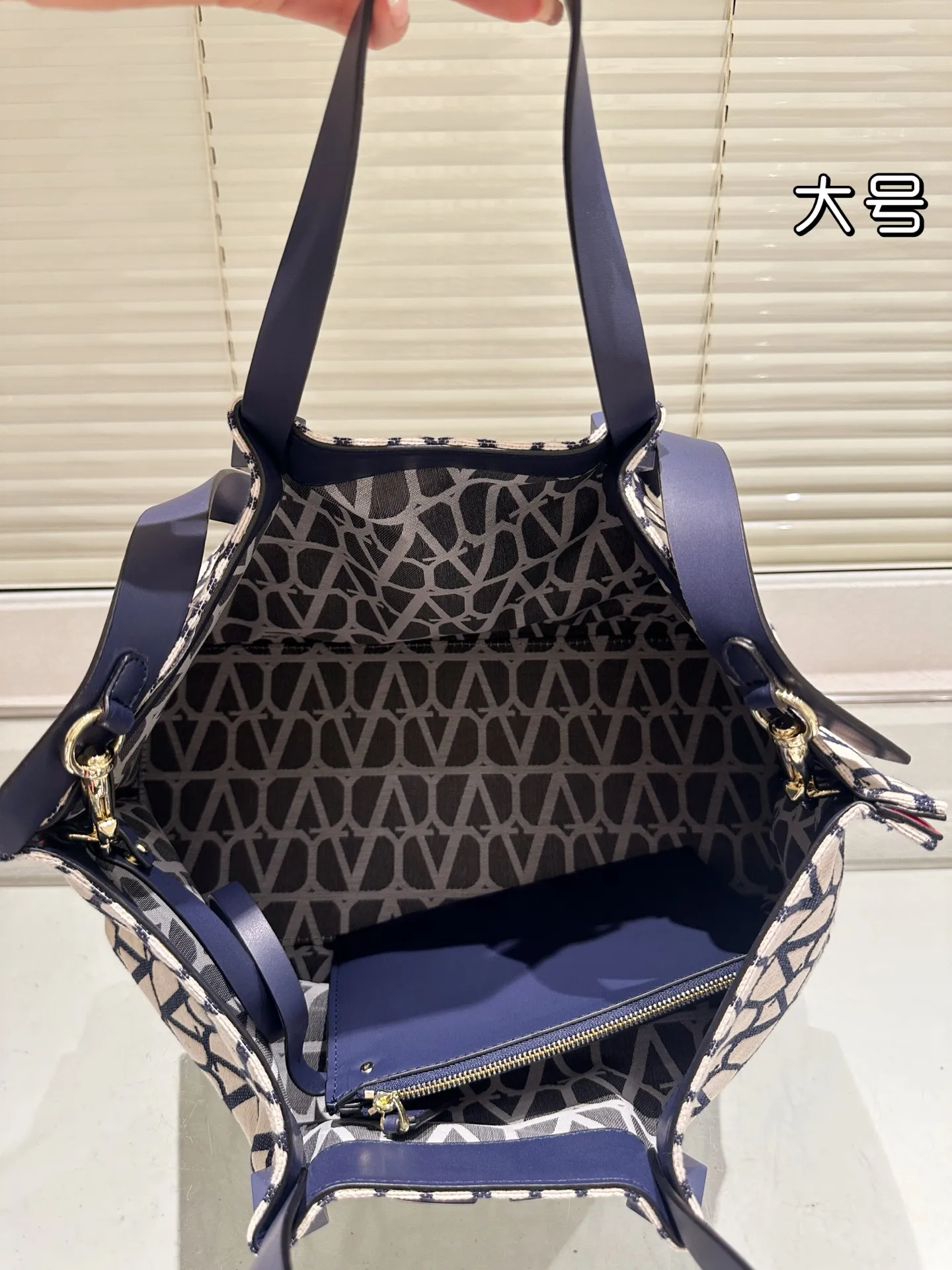 P390⚠️Size 37.24 Valentino handbag can be worn cross-body. It has a retro feel. It is high-end yet elegant. It has a great sense of atmosphere. It can be worn for commuting, leisure and dating.
