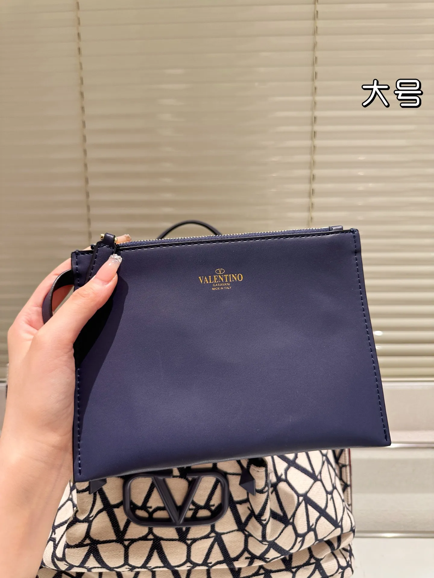 P390⚠️Size 37.24 Valentino handbag can be worn cross-body. It has a retro feel. It is high-end yet elegant. It has a great sense of atmosphere. It can be worn for commuting, leisure and dating.