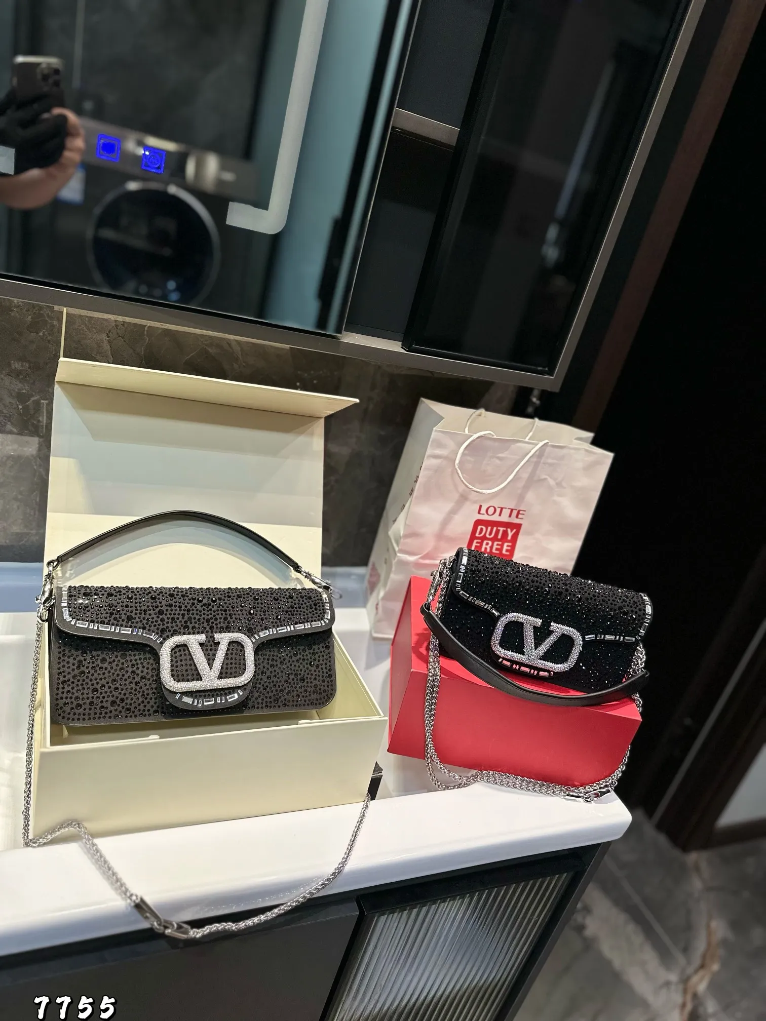 ❤️P370P360 (gift box packaging)❤️ This time Valentino has really stepped up its game. It is favored by stars from all walks of life ~ The simple design is not only full of art but also exquisite. Advanced sizes: large size 28 13.5 small size 20 11