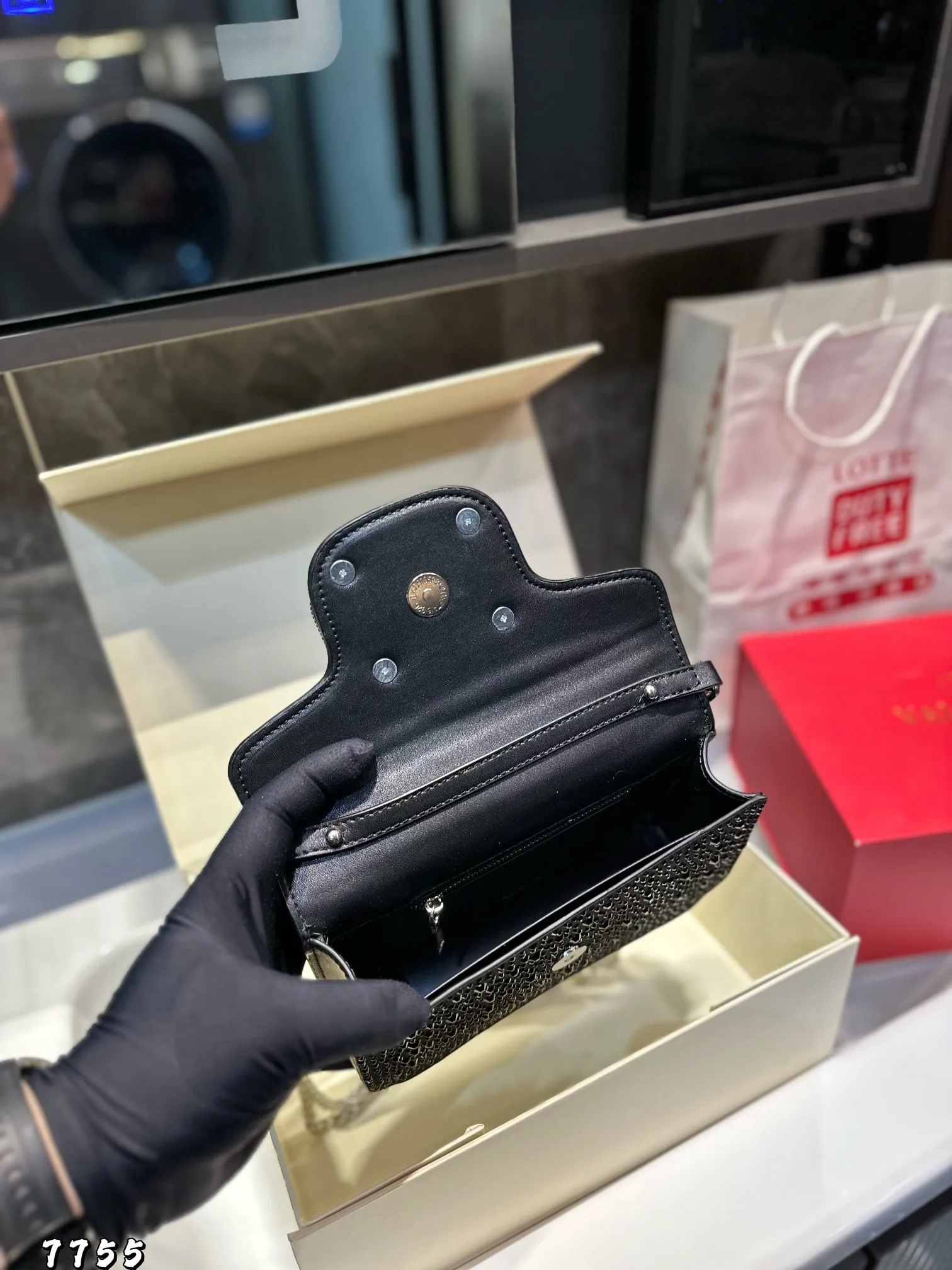 ❤️P370P360 (gift box packaging)❤️ This time Valentino has really stepped up its game. It is favored by stars from all walks of life ~ The simple design is not only full of art but also exquisite. Advanced sizes: large size 28 13.5 small size 20 11