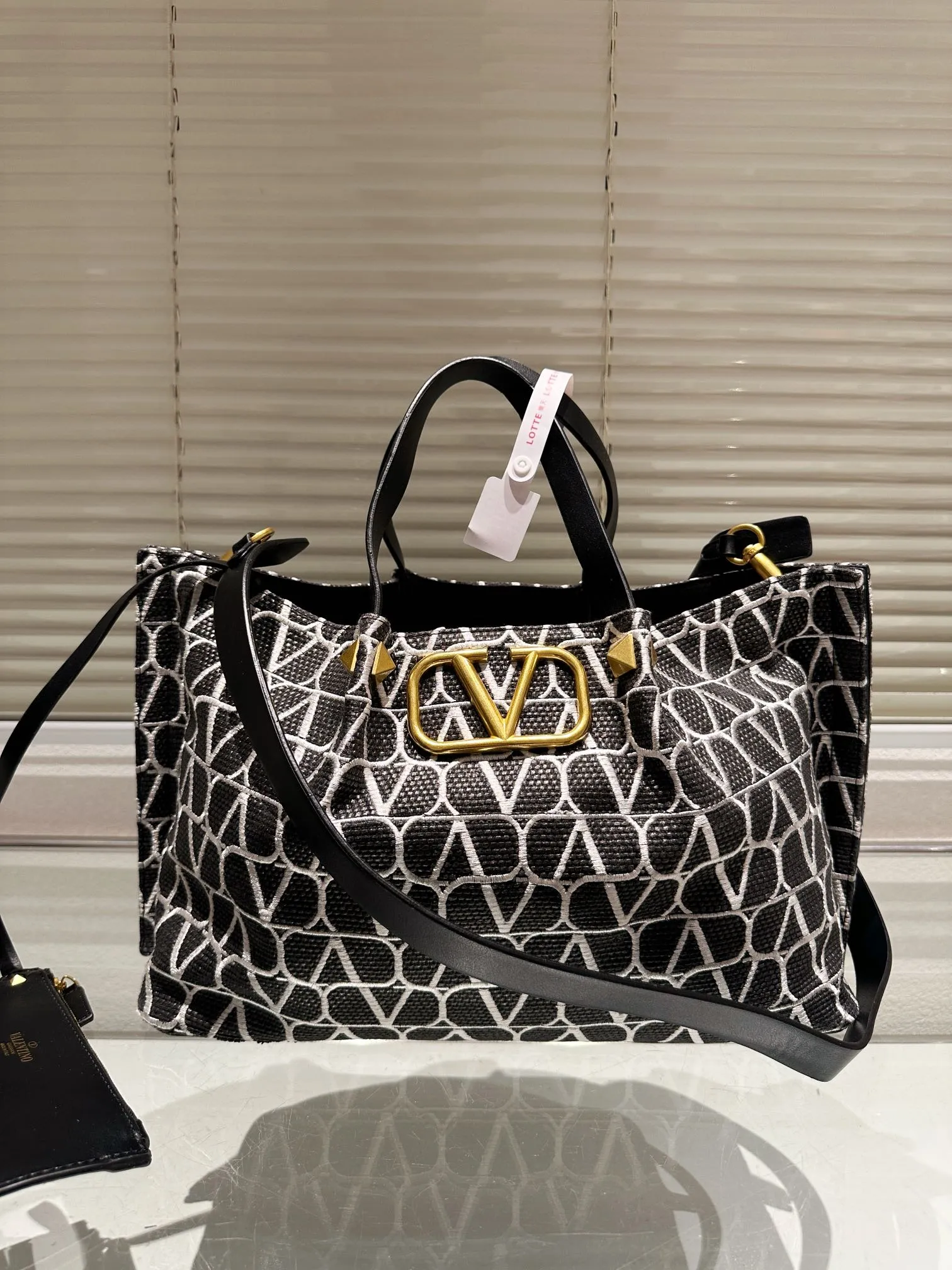 P520 250 Valentino Valentino is a popular model in the counter. Playful and super personality, whoever wears it will look better. Can’t hide the foreign style. Exquisite routing. Color matching is very distinctive. Very versatile and can be matched with daily life. Casual and playful with a little bit of a celebrity style. It will definitely become a super hot style in the new year, spring and summer. 38.25 26.19cm