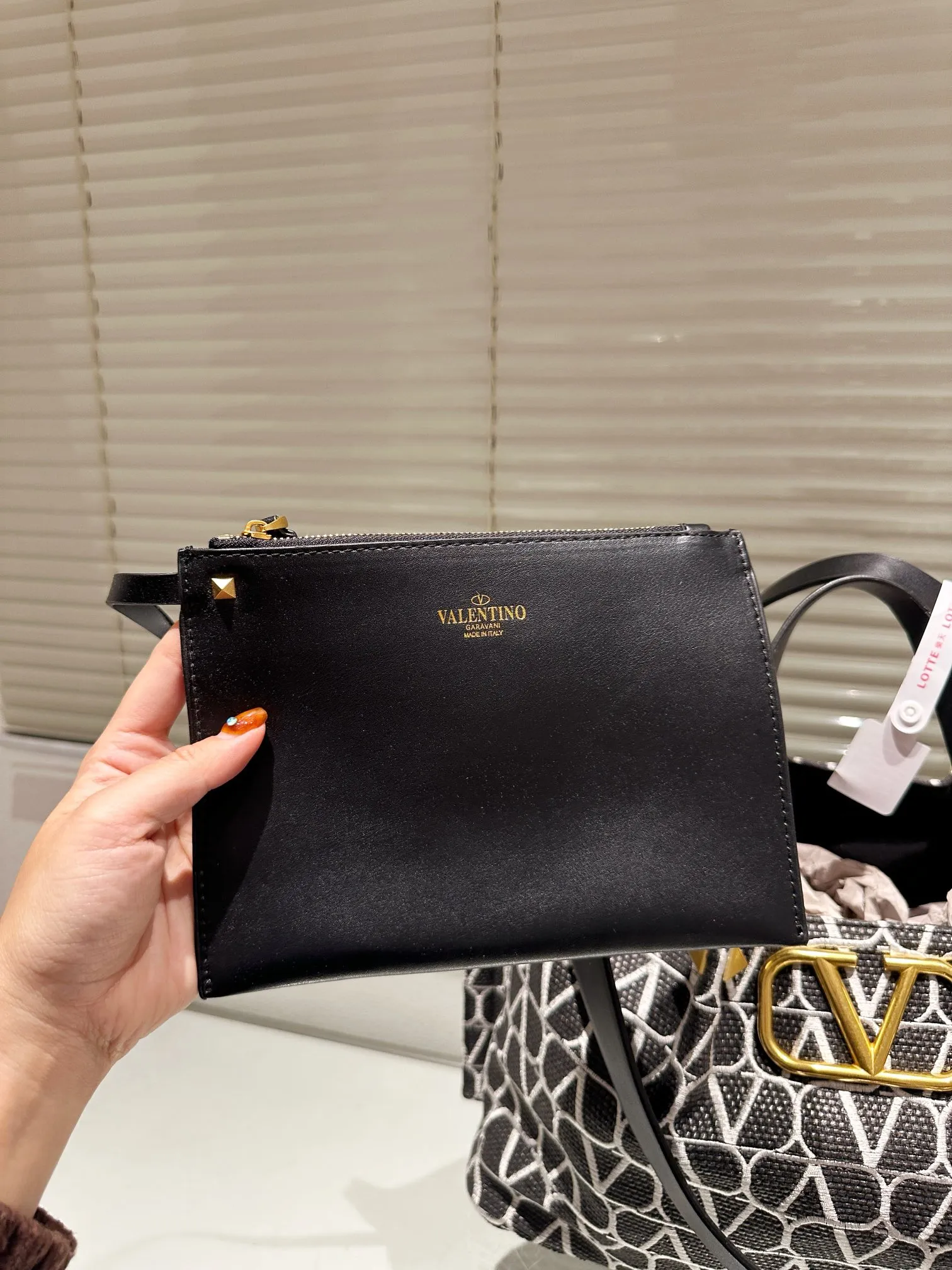 P520 250 Valentino Valentino is a popular model in the counter. Playful and super personality, whoever wears it will look better. Can’t hide the foreign style. Exquisite routing. Color matching is very distinctive. Very versatile and can be matched with daily life. Casual and playful with a little bit of a celebrity style. It will definitely become a super hot style in the new year, spring and summer. 38.25 26.19cm