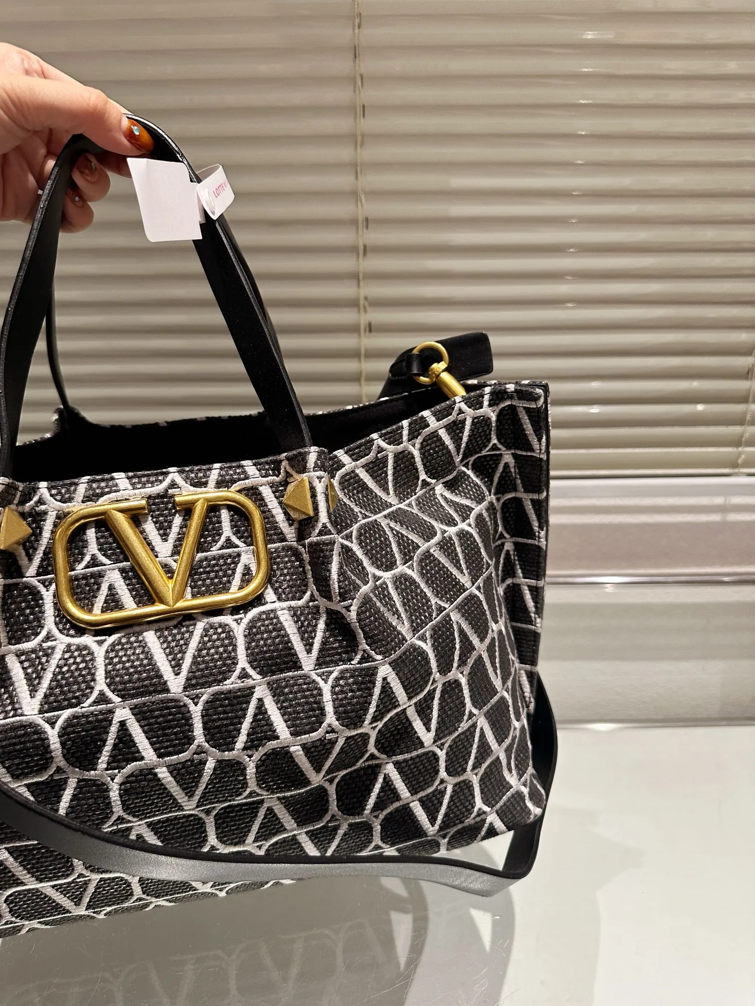 P520 250 Valentino Valentino is a popular model in the counter. Playful and super personality, whoever wears it will look better. Can’t hide the foreign style. Exquisite routing. Color matching is very distinctive. Very versatile and can be matched with daily life. Casual and playful with a little bit of a celebrity style. It will definitely become a super hot style in the new year, spring and summer. 38.25 26.19cm