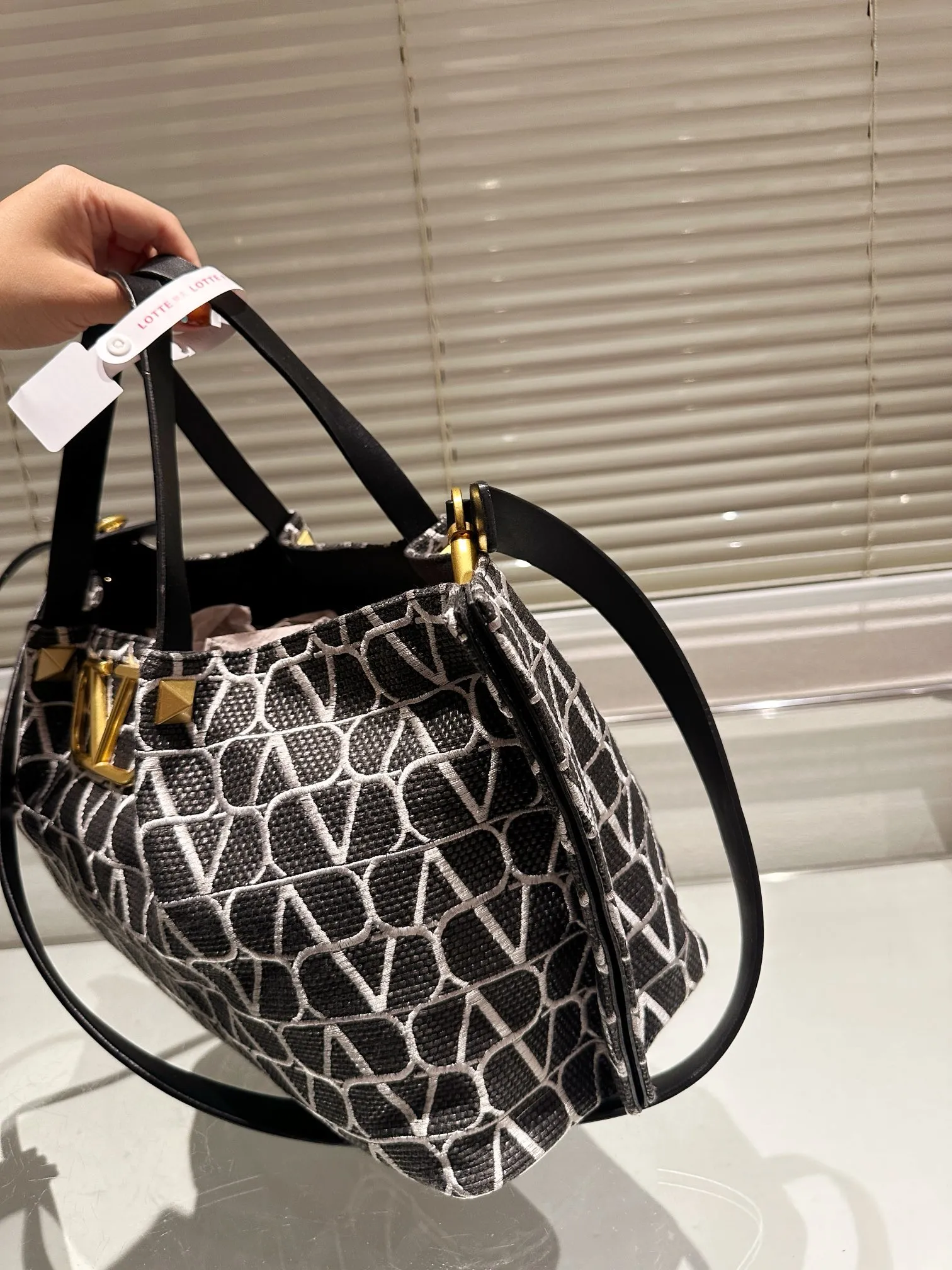 P520 250 Valentino Valentino is a popular model in the counter. Playful and super personality, whoever wears it will look better. Can’t hide the foreign style. Exquisite routing. Color matching is very distinctive. Very versatile and can be matched with daily life. Casual and playful with a little bit of a celebrity style. It will definitely become a super hot style in the new year, spring and summer. 38.25 26.19cm