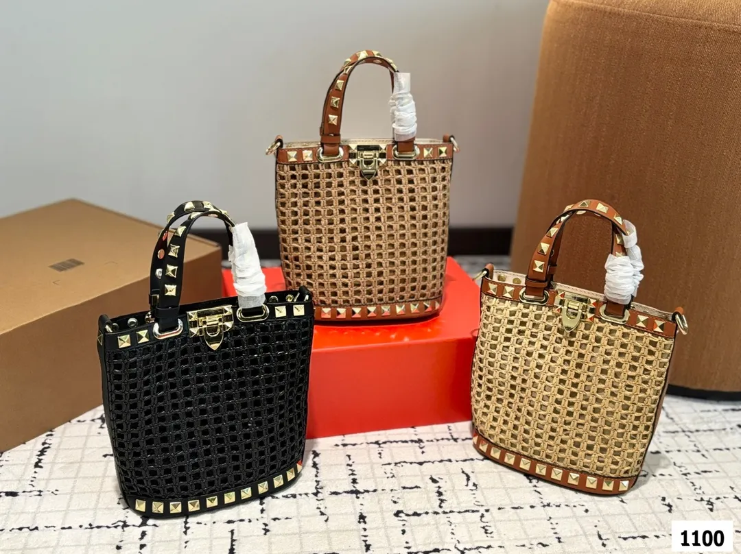 P350 with folding box Valentino woven bag 24 spring and summer has a strong holiday style, but it is also suitable for daily life. I feel that such a bag is necessary. After all, no one wants to refuse the waves and beaches. Size: 16 18.5