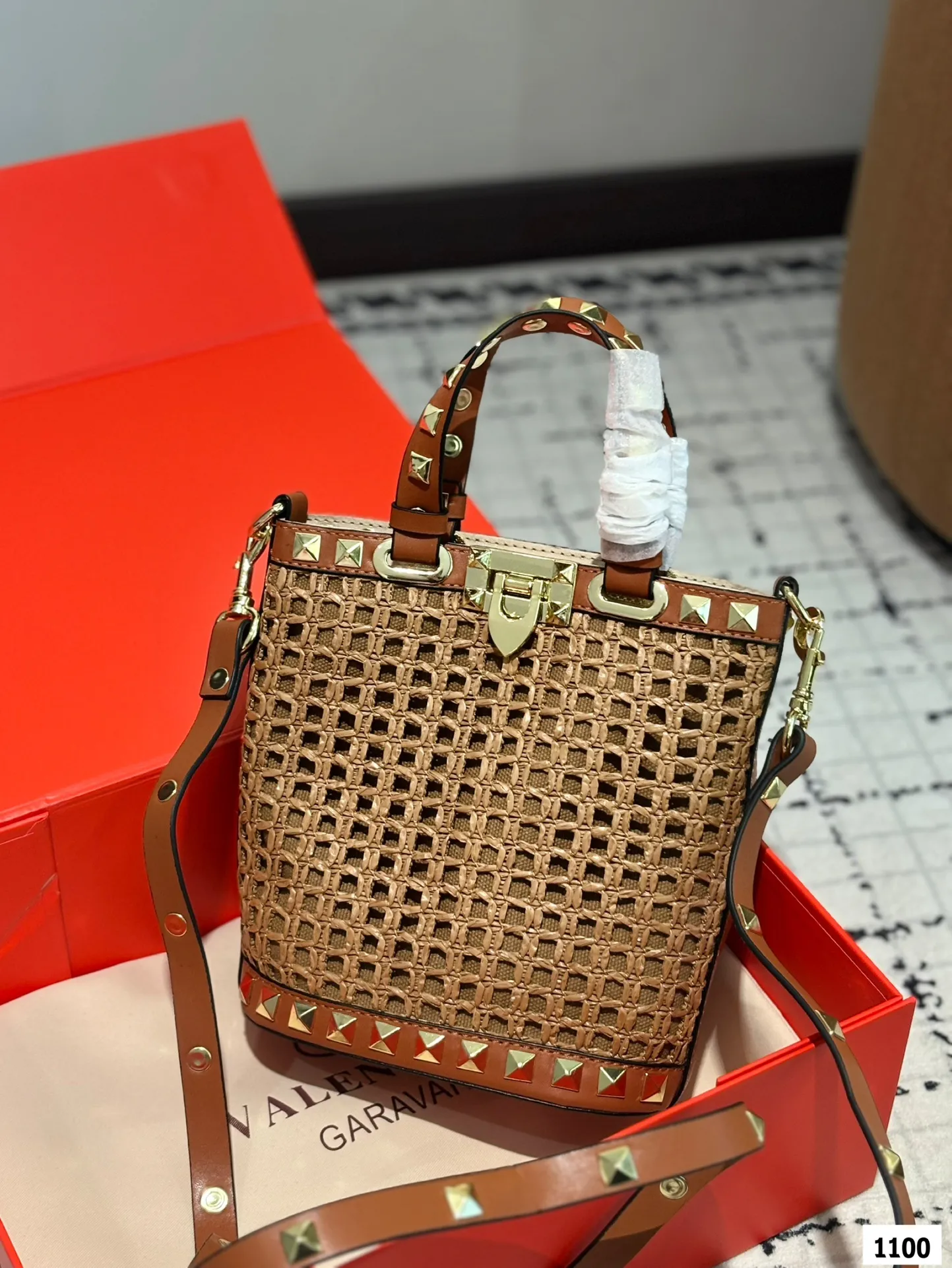 P350 with folding box Valentino woven bag 24 spring and summer has a strong holiday style, but it is also suitable for daily life. I feel that such a bag is necessary. After all, no one wants to refuse the waves and beaches. Size: 16 18.5