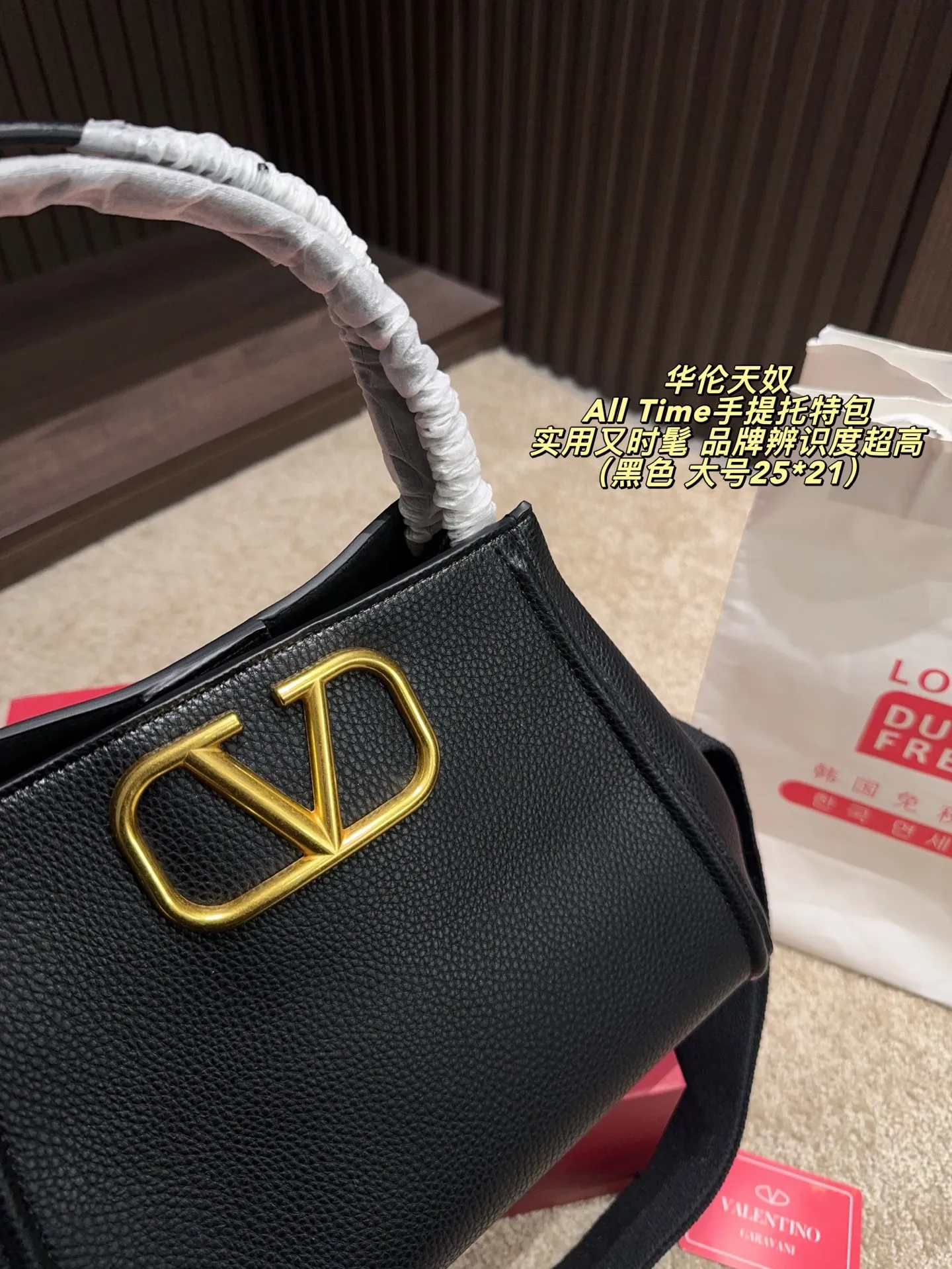 The large P400 comes with a folding box⚠️size 25*21. The small P380 comes with a folding box⚠️size 19*17. The Valentino All Time portable tote bag is made of brown grained calfskin, with a delicate and durable texture. It is paired with a metal VLogo, making it highly recognizable. The bag has a simple and elegant shape, with a hand carry and adjustable shoulder straps. It can be carried by hand or cross-body, and can be easily carried on commuting or formal occasions. The internal space is reasonable and daily items can be easily stored. It is practical and fashionable. It is an ideal choice for urban girls!