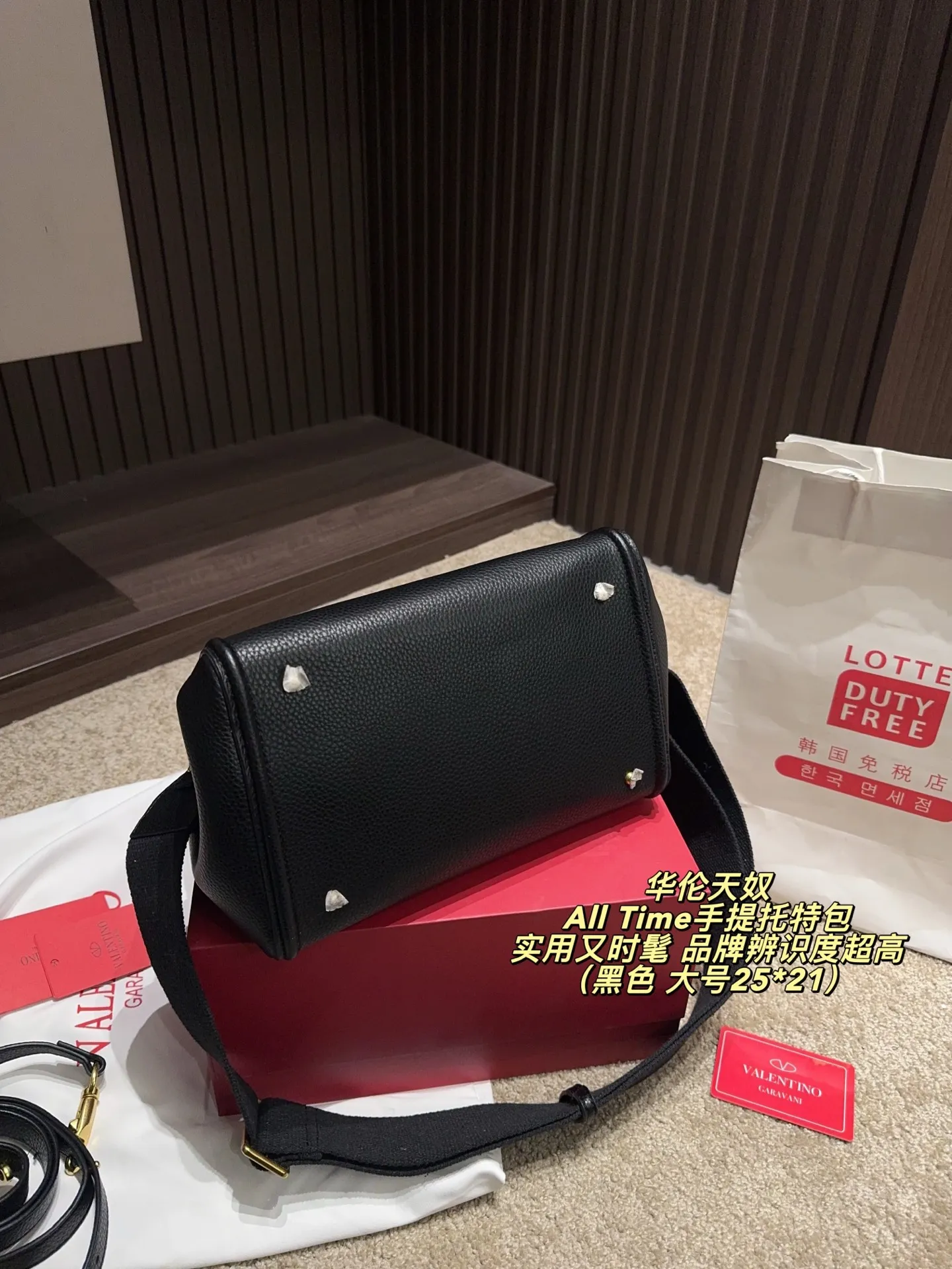 The large P400 comes with a folding box⚠️size 25*21. The small P380 comes with a folding box⚠️size 19*17. The Valentino All Time portable tote bag is made of brown grained calfskin, with a delicate and durable texture. It is paired with a metal VLogo, making it highly recognizable. The bag has a simple and elegant shape, with a hand carry and adjustable shoulder straps. It can be carried by hand or cross-body, and can be easily carried on commuting or formal occasions. The internal space is reasonable and daily items can be easily stored. It is practical and fashionable. It is an ideal choice for urban girls!