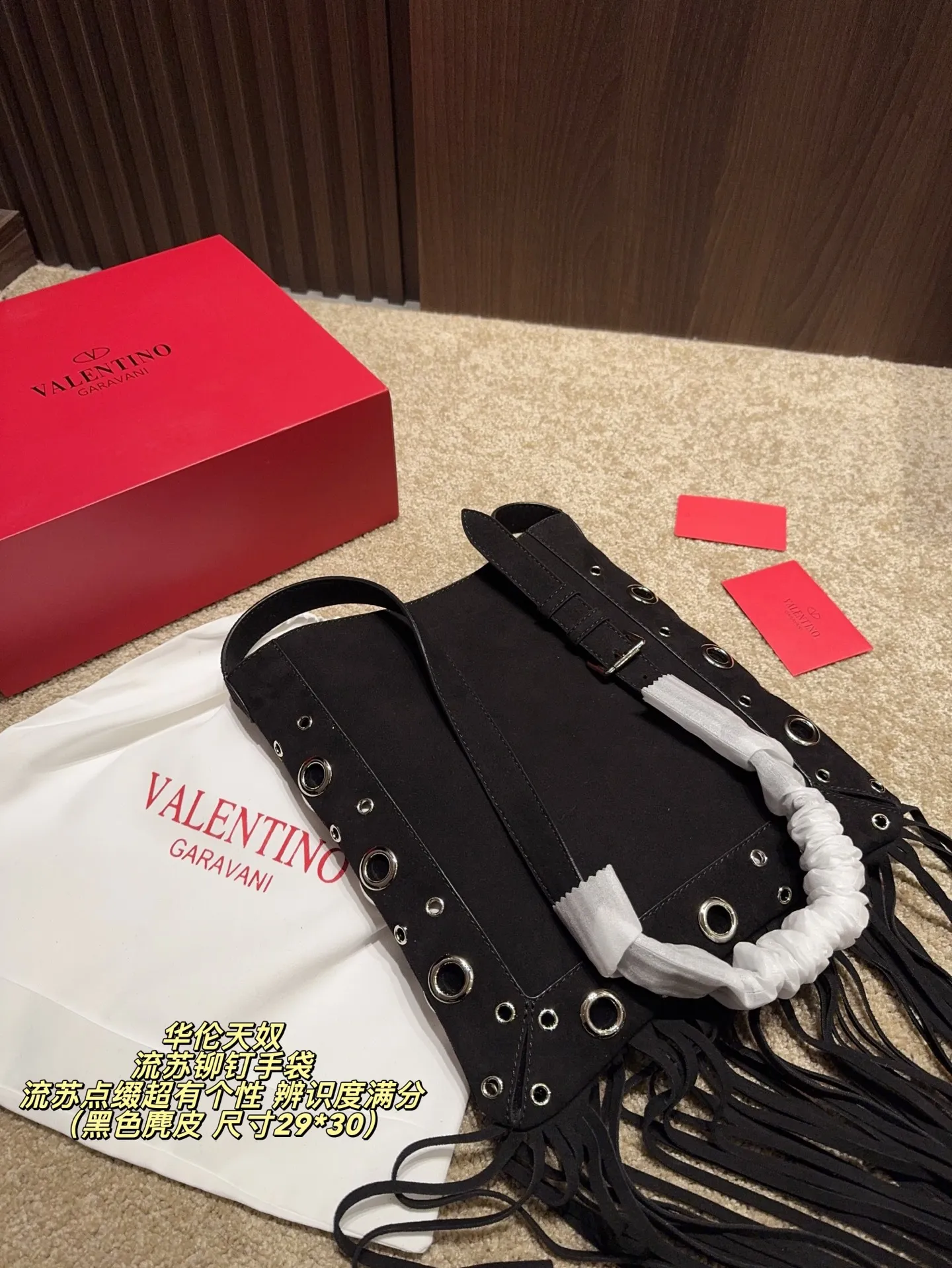 P480 comes with box⚠️Size 29*30 Valentino tassel rivet handbag. The tassel embellishment is super personalized! The V-shaped logo on the front is super classic and highly recognizable. The shoulder strap is adjustable, so it can be carried by hand or carried on the shoulder. It has a large capacity and can hold daily small items for commuting and traveling. The rivets and tassel design make the bag more layered, and it looks great with simple or retro styles. It is practical and fashionable, and can easily enhance the quality of your outfit!