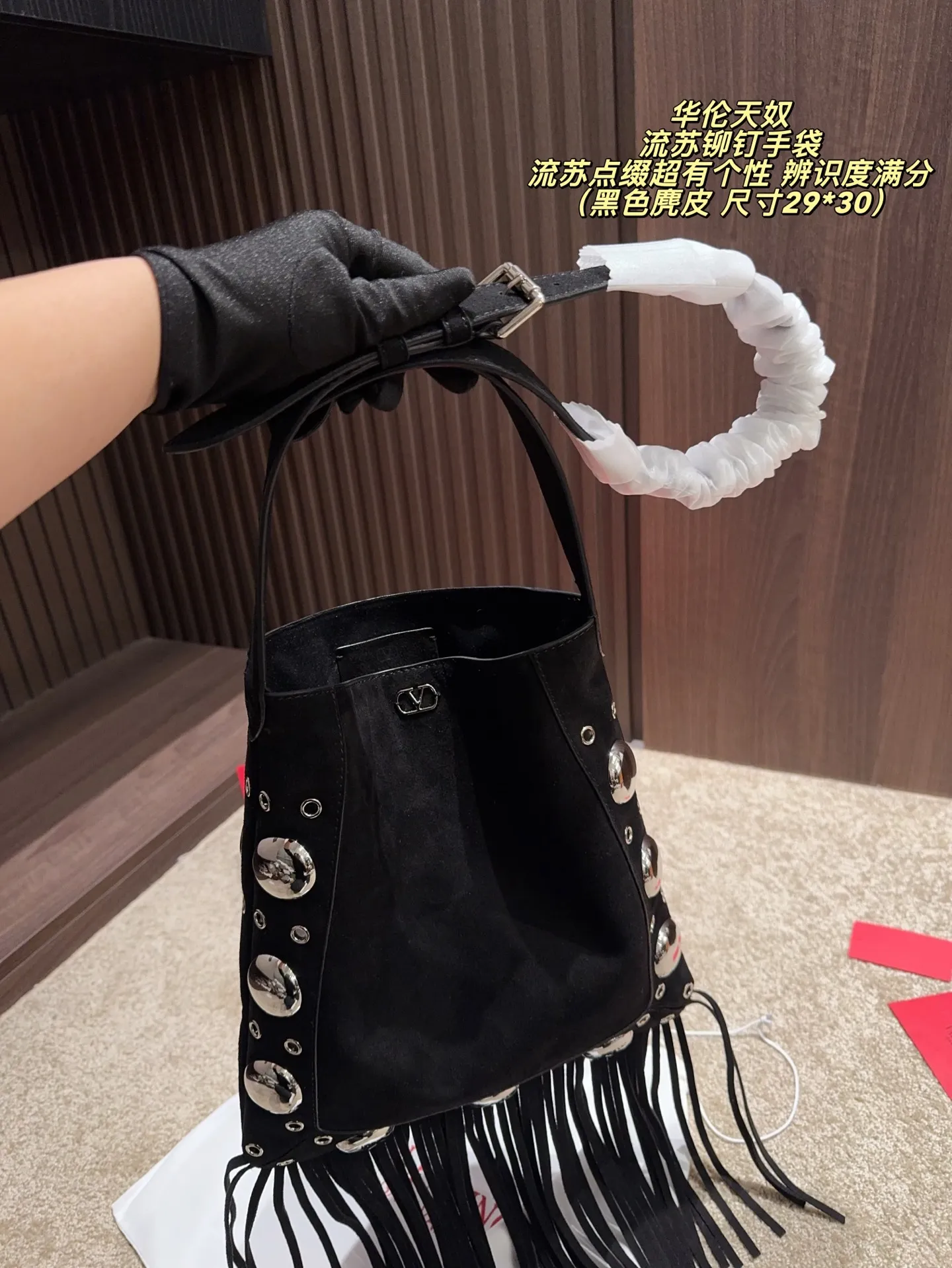 P480 comes with box⚠️Size 29*30 Valentino tassel rivet handbag. The tassel embellishment is super personalized! The V-shaped logo on the front is super classic and highly recognizable. The shoulder strap is adjustable, so it can be carried by hand or carried on the shoulder. It has a large capacity and can hold daily small items for commuting and traveling. The rivets and tassel design make the bag more layered, and it looks great with simple or retro styles. It is practical and fashionable, and can easily enhance the quality of your outfit!
