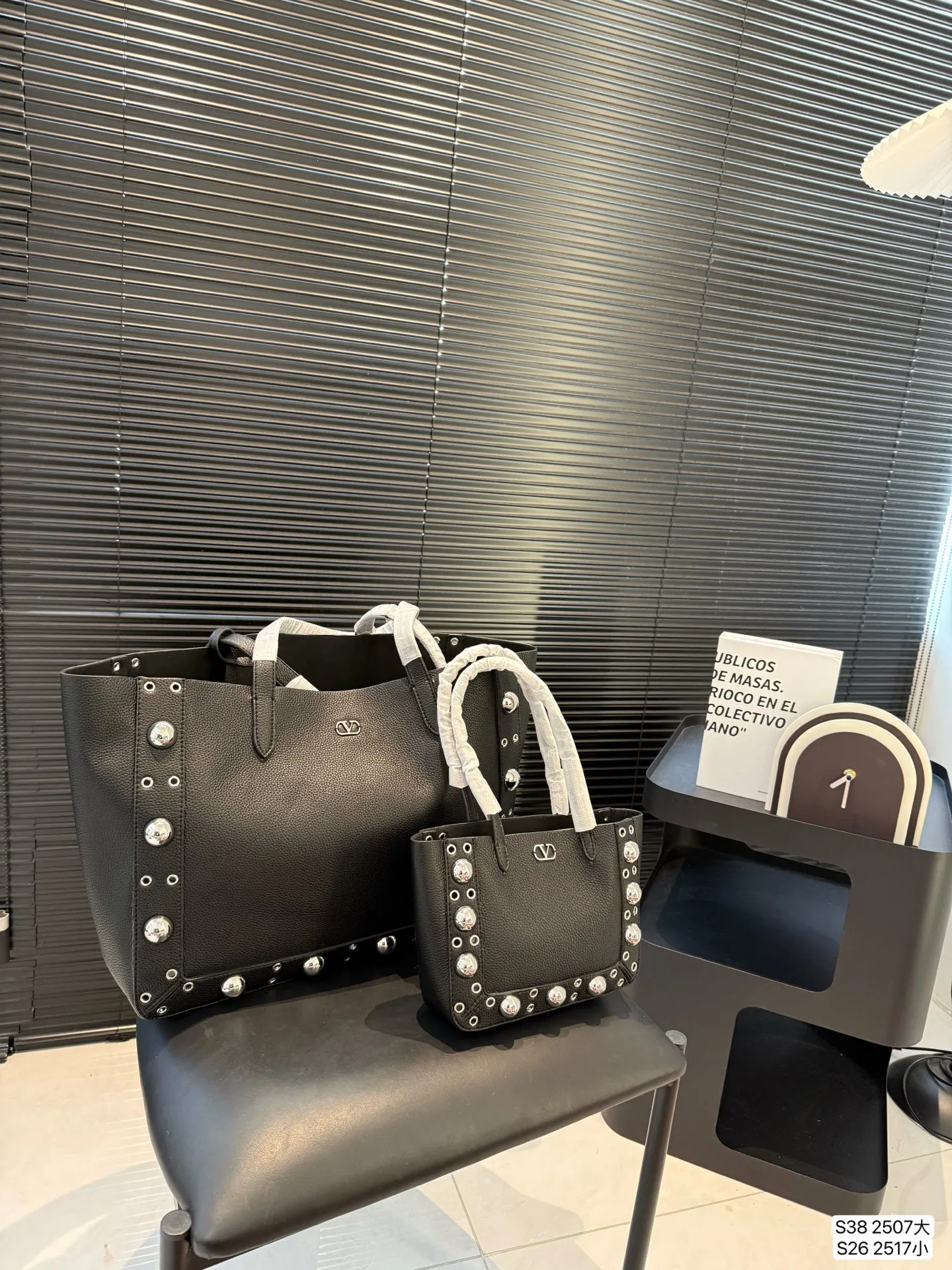 Large P480 Small P360 Valentino Tote Willow Tote New Autumn Favorite | Practical Versatile Bags Autumn is here, don’t you feel like it’s time to add new members to your wardrobe and bags? This versatile bag is definitely the best choice! Not only is it large in capacity, it can hold daily necessities, but it is also full of design details. Pair it with any style of outfit to create a fashionable look easily. Whether it is daily commuting or weekend gatherings, it can be perfectly held! Come and get the same style! Sizes large 40 30 small 21 16.5 Item number large 2507 small 2517