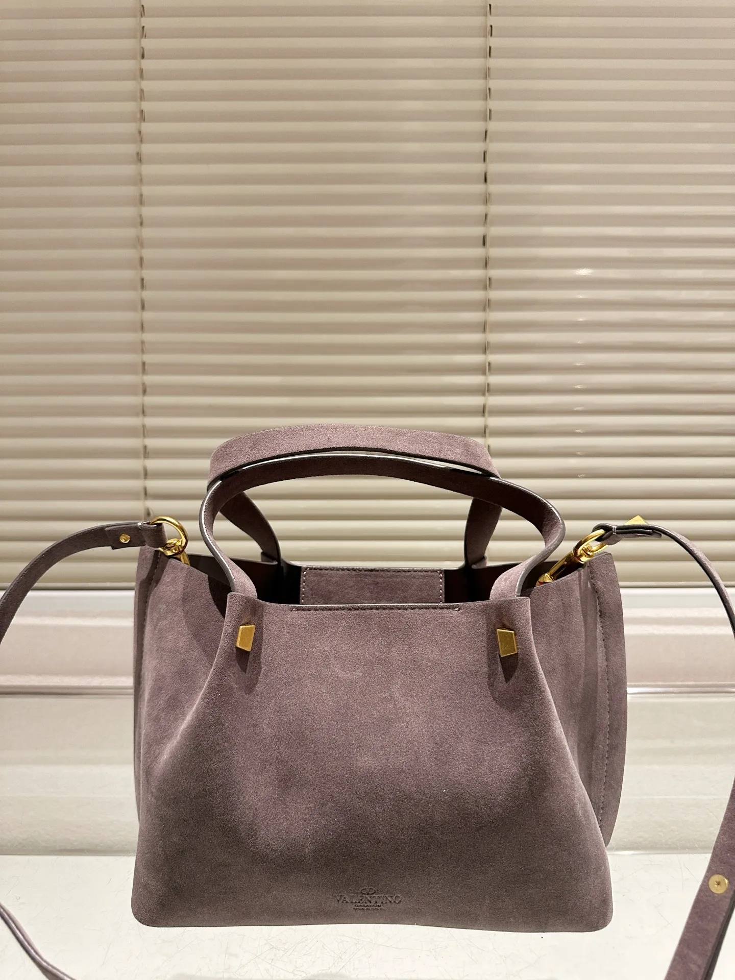 P390⚠️Suede size 25.16 Valentino handbag can be worn cross-body. It has a retro feel. It is high-end yet elegant. It has a great atmosphere. It can be worn for commuting, leisure and dating.