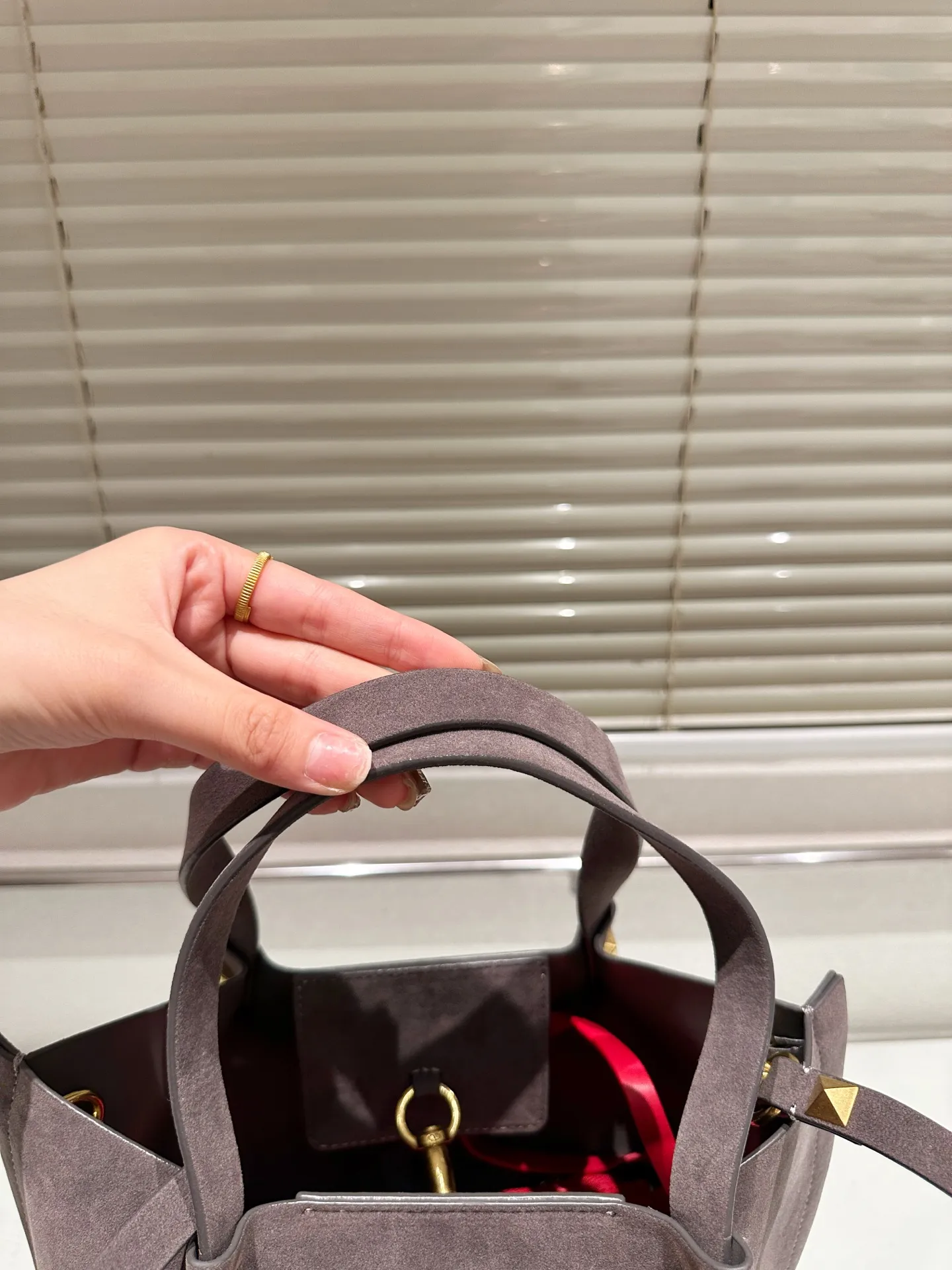 P390⚠️Suede size 25.16 Valentino handbag can be worn cross-body. It has a retro feel. It is high-end yet elegant. It has a great atmosphere. It can be worn for commuting, leisure and dating.