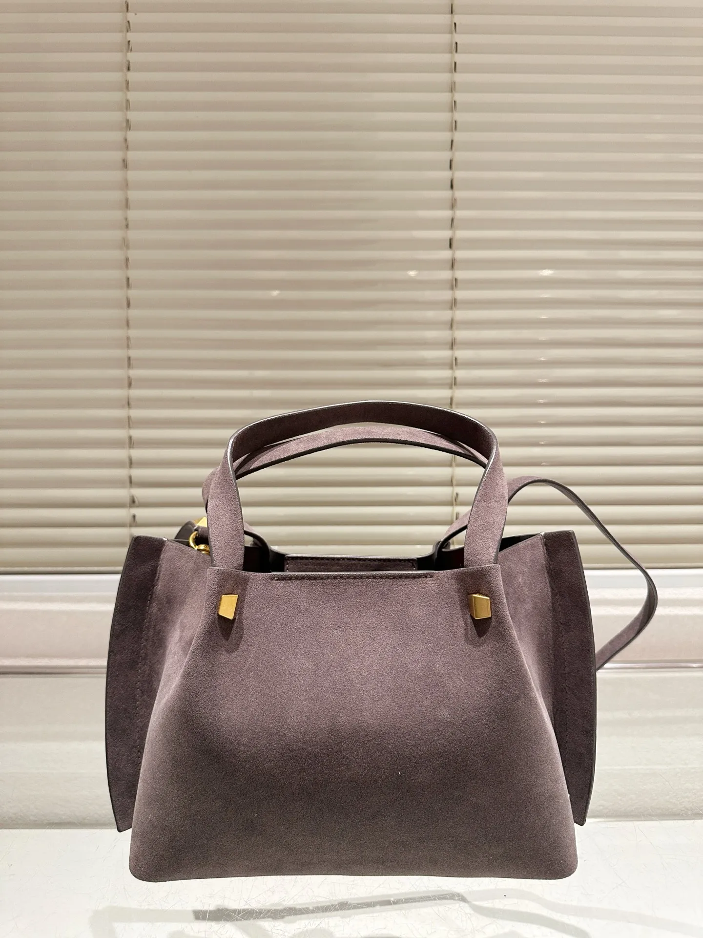 P390⚠️Suede size 25.16 Valentino handbag can be worn cross-body. It has a retro feel. It is high-end yet elegant. It has a great atmosphere. It can be worn for commuting, leisure and dating.