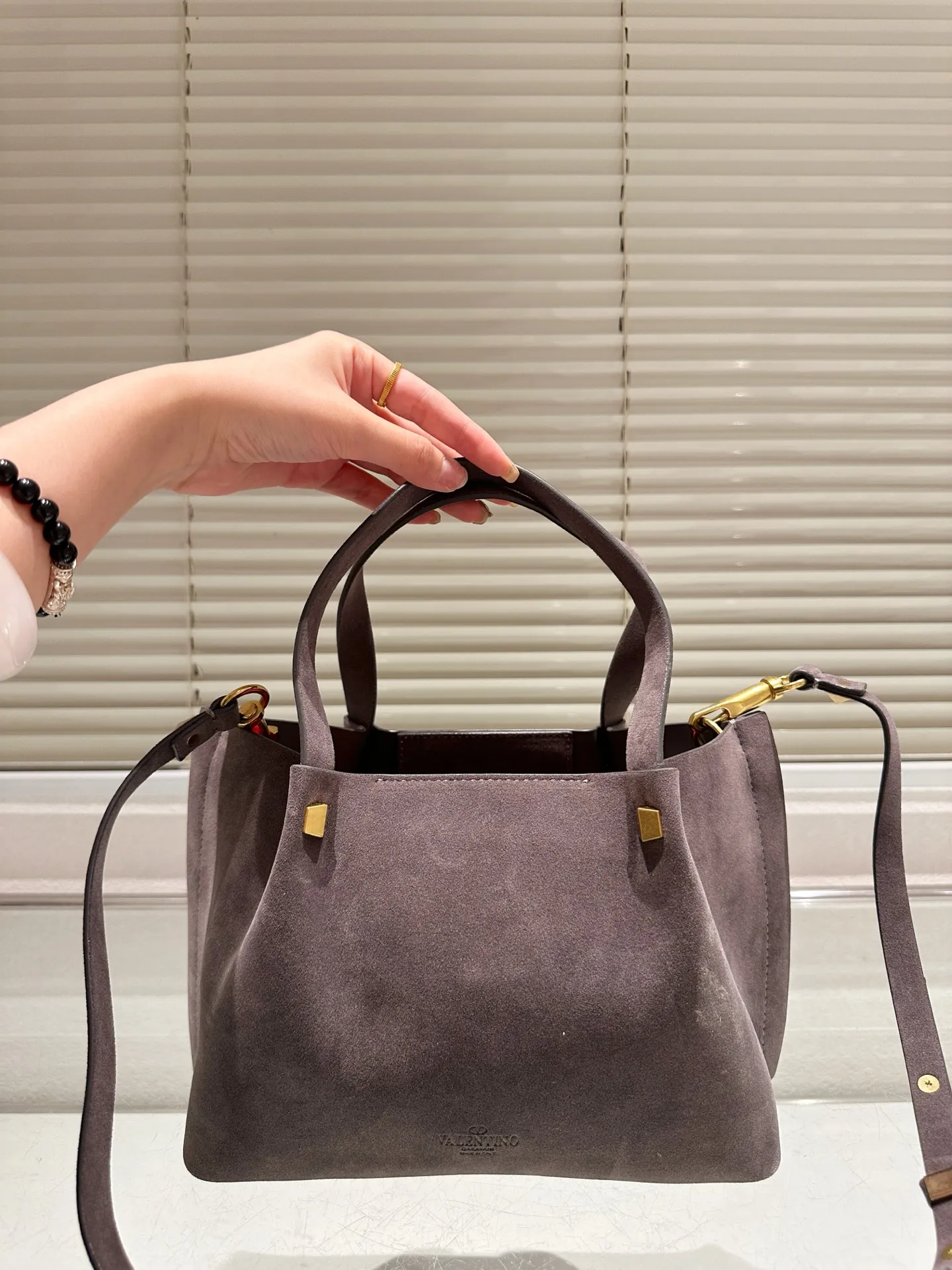 P390⚠️Suede size 25.16 Valentino handbag can be worn cross-body. It has a retro feel. It is high-end yet elegant. It has a great atmosphere. It can be worn for commuting, leisure and dating.