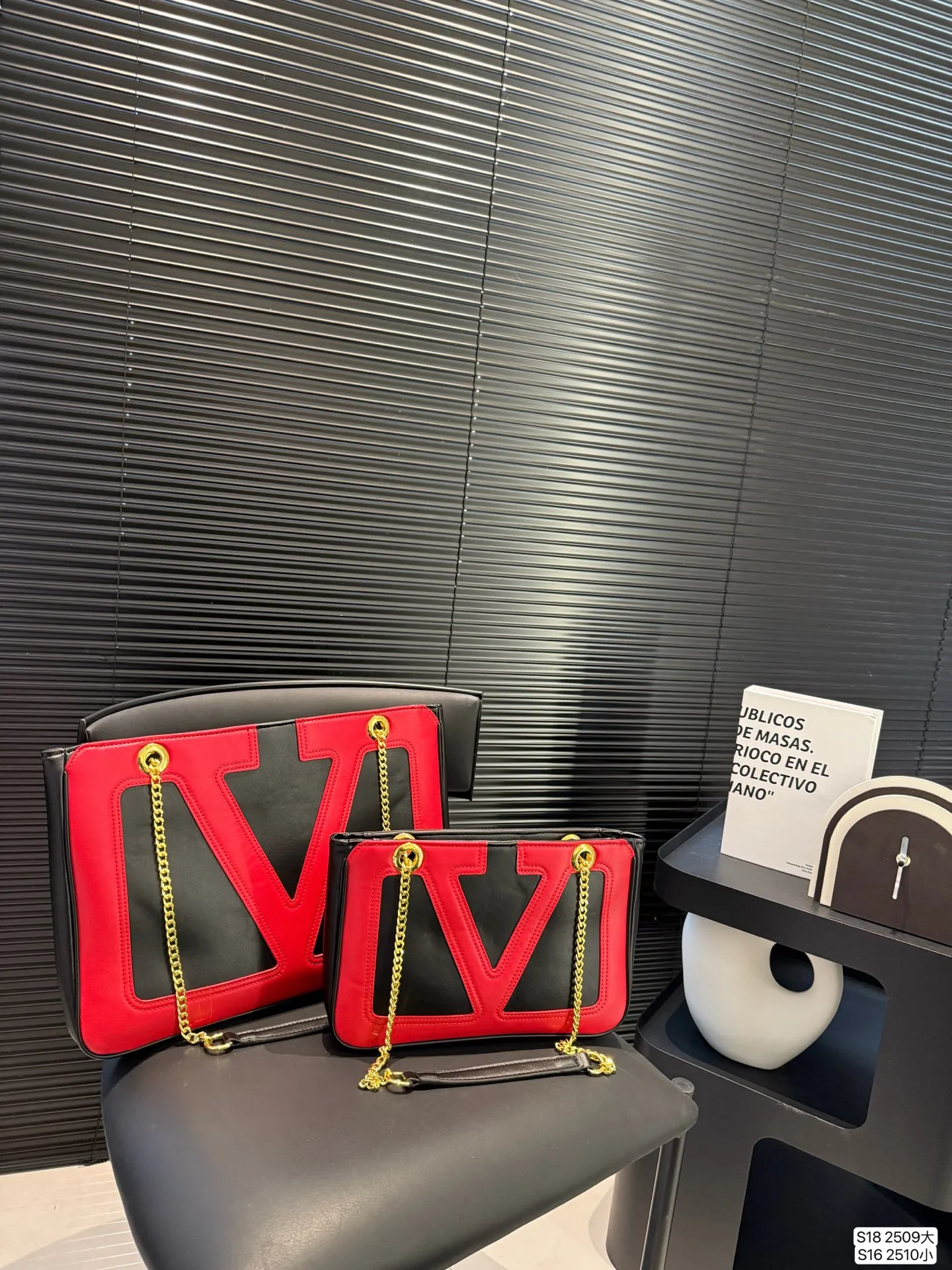 Large size P280 Small size P260 Stars interpret the Valentino Viva Superstar bag. The eye-catching V Logo makes it highly recognizable. The outline of the bag is square and orderly. The color matching and sliding chain add to the retro texture. #Valentino2025 early spring series size: large size 37 26 small size 27 18 item number large 2509 small 2510