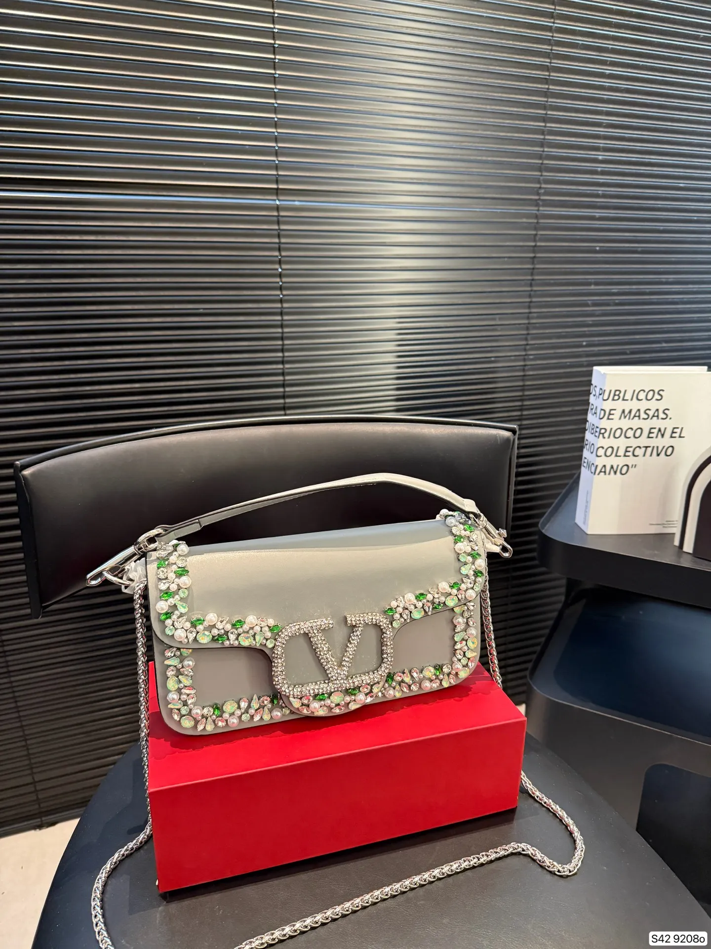 P520 comes with a folding box. This time Valentino has really stepped up its game. It is favored by celebrities from all walks of life ~ The simple design is not only full of art but also exquisite. Premium size: 25 15 Item No. 9208
