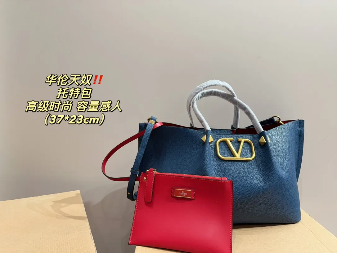 P350⚠️Size 37.23 Valentino Tote Bag Easily interpret retro fashion. The bag is quite wide, simple but not simple and does not require too much decoration. It can be paired with a suit and T-shirt on a daily basis to fully reflect the sense of luxury!