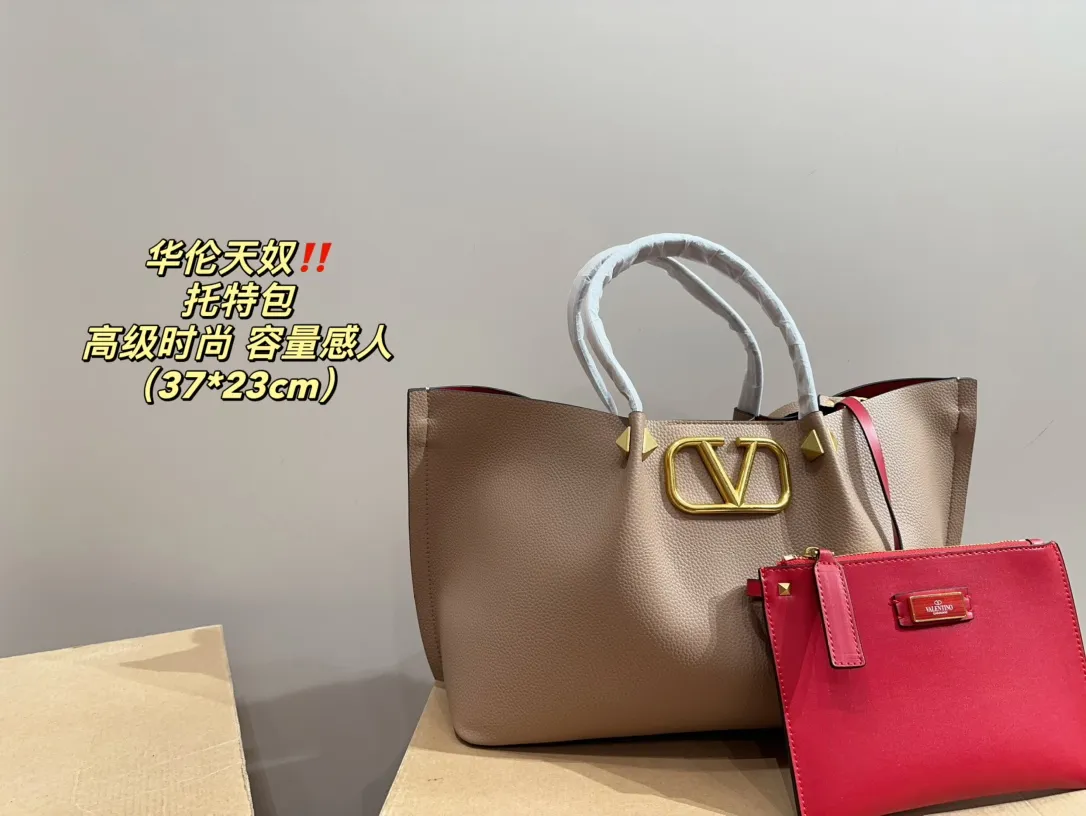 P350⚠️Size 37.23 Valentino Tote Bag Easily interpret retro fashion. The bag is quite wide, simple but not simple and does not require too much decoration. It can be paired with a suit and T-shirt on a daily basis to fully reflect the sense of luxury!