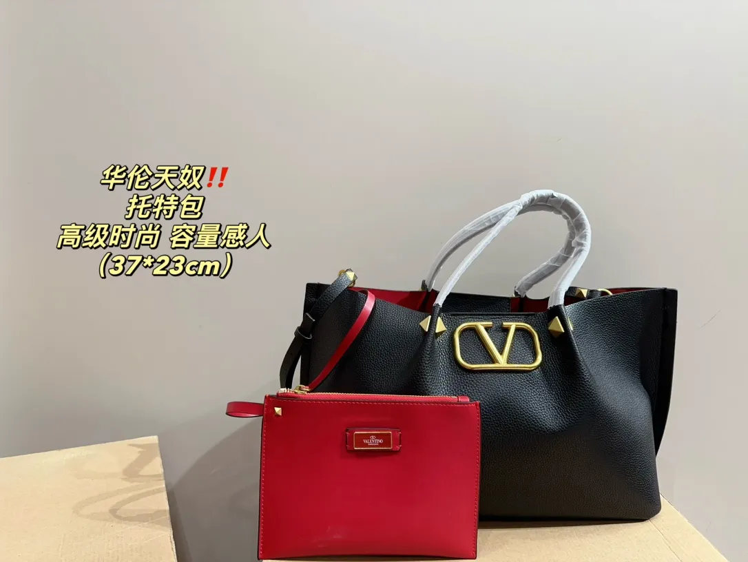 P350⚠️Size 37.23 Valentino Tote Bag Easily interpret retro fashion. The bag is quite wide, simple but not simple and does not require too much decoration. It can be paired with a suit and T-shirt on a daily basis to fully reflect the sense of luxury!