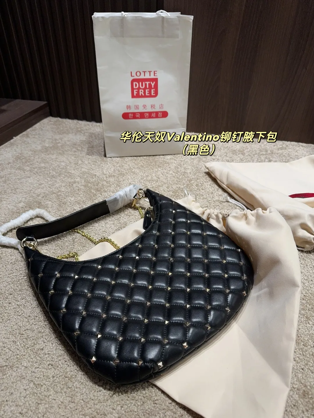 p320 with folding box ⚠️Size 16.19 Valentino rivet armpit bag Super classic Valentino rivet bag, a timeless fashion item! 💖Every style is super beautiful, classic and versatile, and perfect for fashion~✨