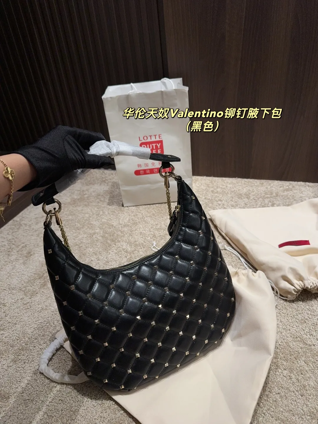 p320 with folding box ⚠️Size 16.19 Valentino rivet armpit bag Super classic Valentino rivet bag, a timeless fashion item! 💖Every style is super beautiful, classic and versatile, and perfect for fashion~✨