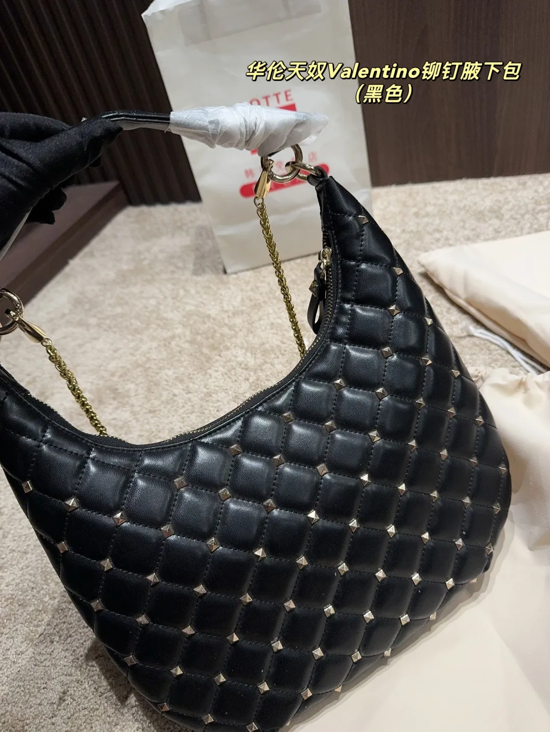 p320 with folding box ⚠️Size 16.19 Valentino rivet armpit bag Super classic Valentino rivet bag, a timeless fashion item! 💖Every style is super beautiful, classic and versatile, and perfect for fashion~✨