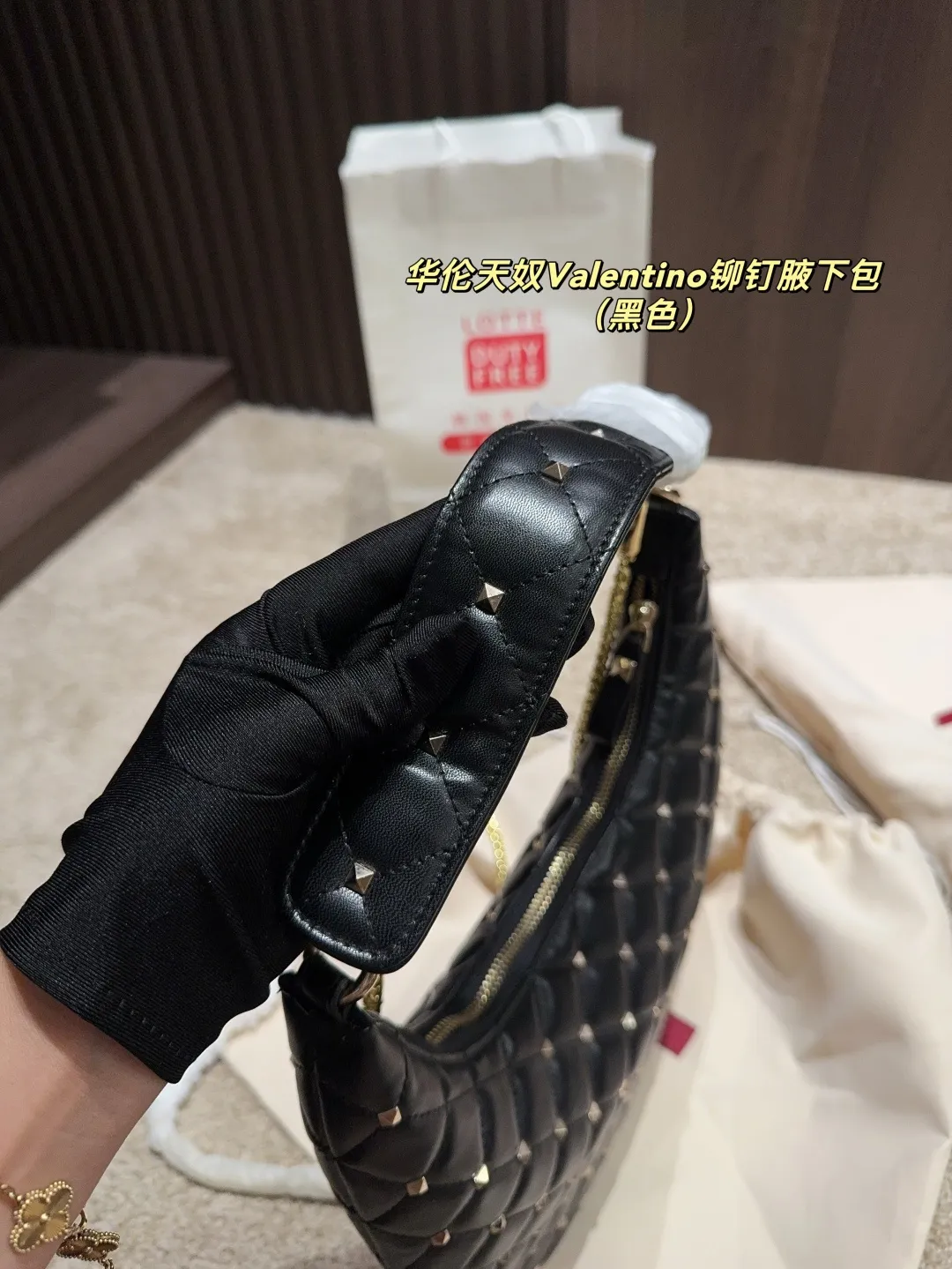 p320 with folding box ⚠️Size 16.19 Valentino rivet armpit bag Super classic Valentino rivet bag, a timeless fashion item! 💖Every style is super beautiful, classic and versatile, and perfect for fashion~✨