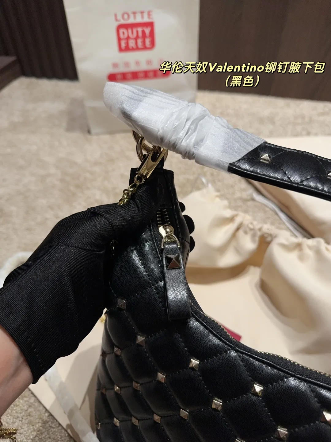 p320 with folding box ⚠️Size 16.19 Valentino rivet armpit bag Super classic Valentino rivet bag, a timeless fashion item! 💖Every style is super beautiful, classic and versatile, and perfect for fashion~✨