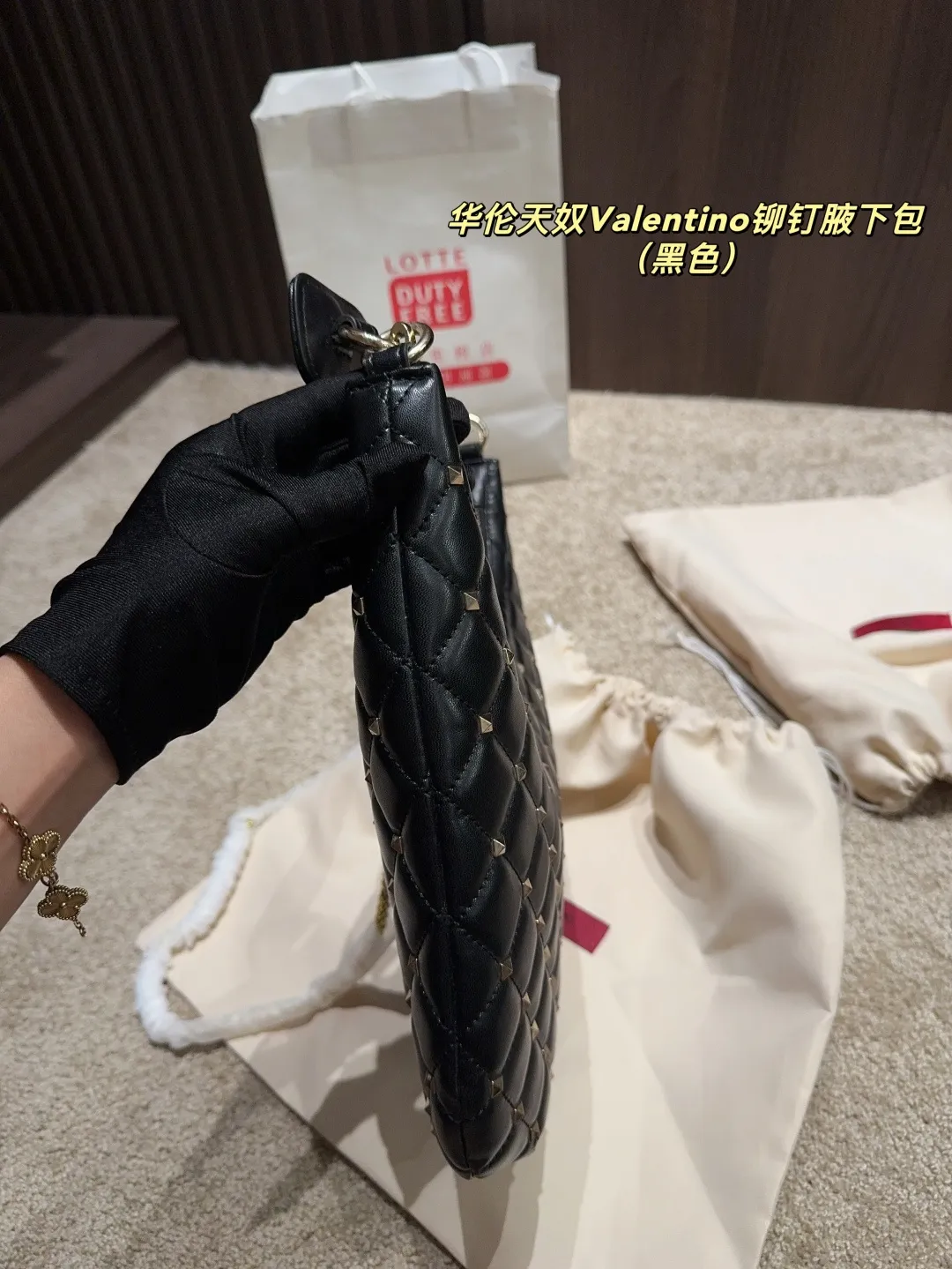 p320 with folding box ⚠️Size 16.19 Valentino rivet armpit bag Super classic Valentino rivet bag, a timeless fashion item! 💖Every style is super beautiful, classic and versatile, and perfect for fashion~✨