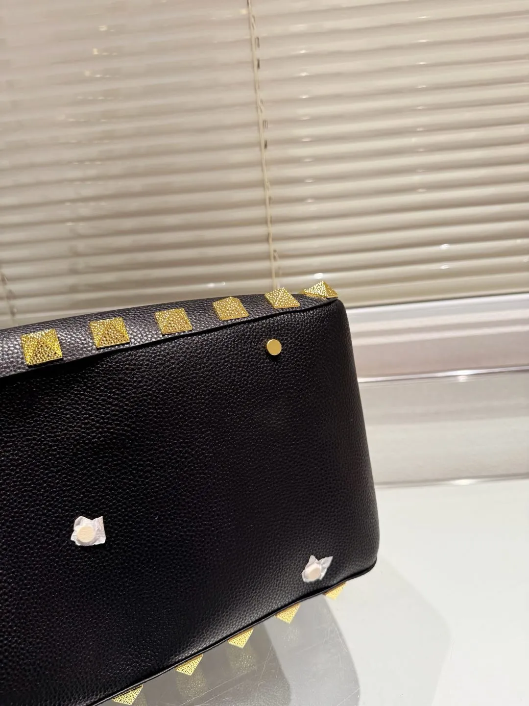 P560 cowhide Valentino VALENTINO women's tote bag Valentino Letter Bag Letter bag from Valentino. The new season has just arrived. Size 39.25