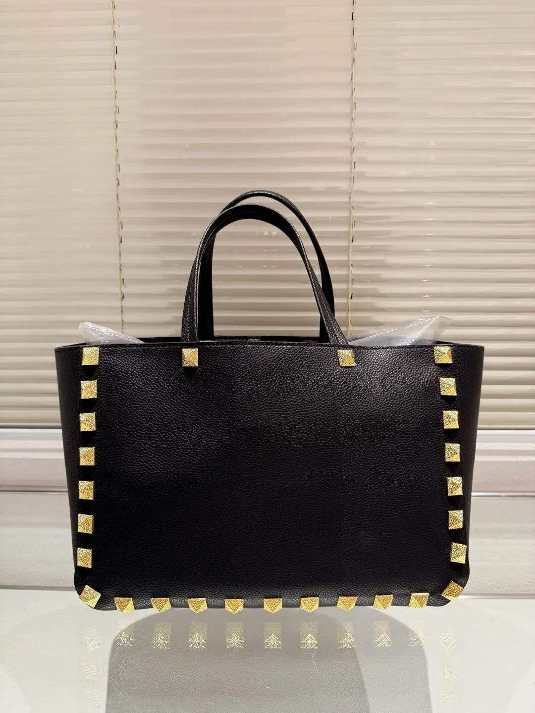 P560 cowhide Valentino VALENTINO women's tote bag Valentino Letter Bag Letter bag from Valentino. The new season has just arrived. Size 39.25