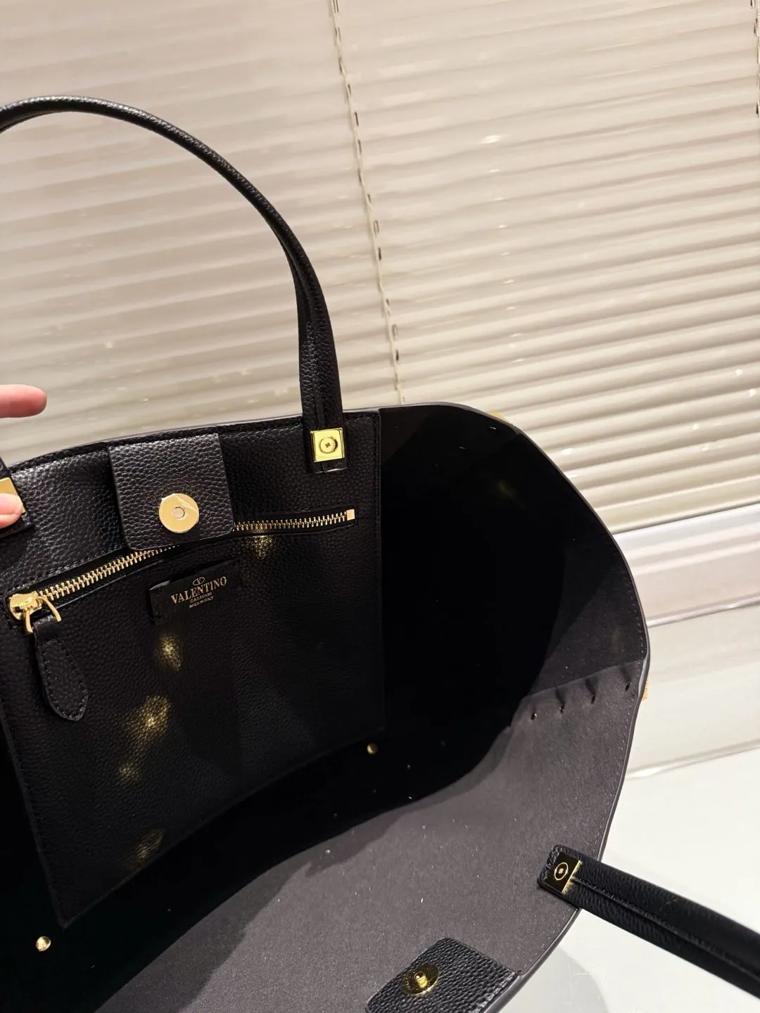 P560 cowhide Valentino VALENTINO women's tote bag Valentino Letter Bag Letter bag from Valentino. The new season has just arrived. Size 39.25