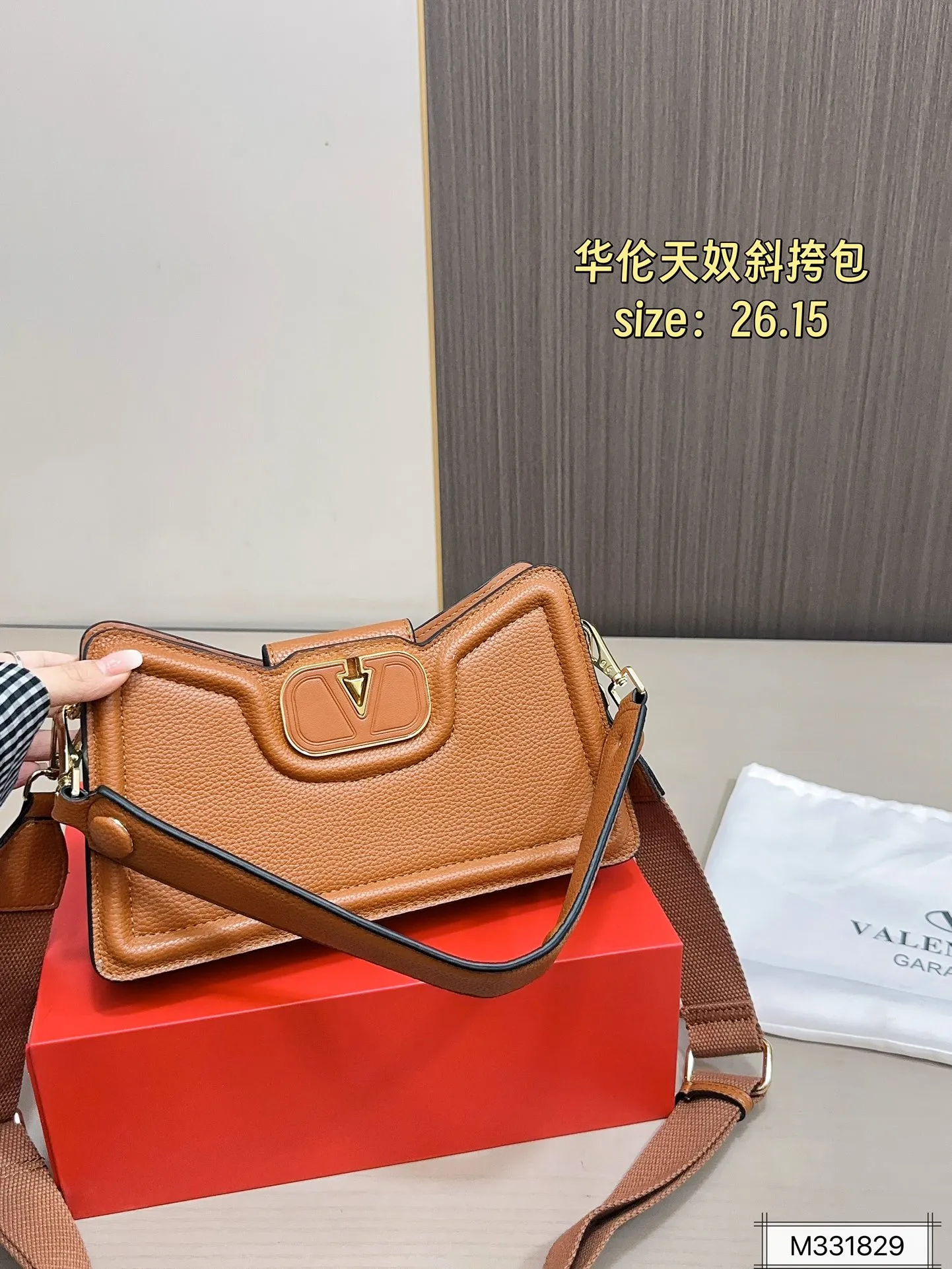 💰290 with folding box ⚠️Size 26.15 Valentino Allknots crossbody bag Exquisite and beautiful High-end elegance Easy to control, no matter the clothes or seasons Can be used all year round, salty or sweet Carry it on a tall girl, look like a royal lady Carry it on a small girl, it looks like a sweet girl