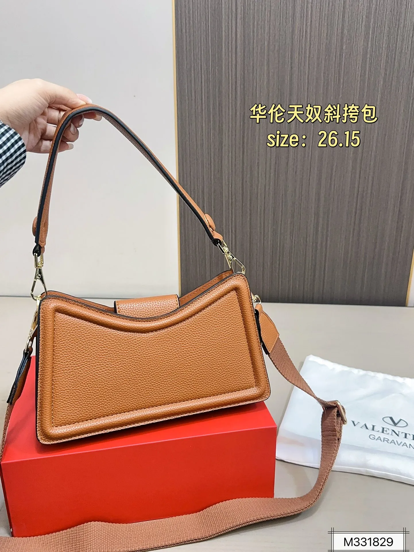 💰290 with folding box ⚠️Size 26.15 Valentino Allknots crossbody bag Exquisite and beautiful High-end elegance Easy to control, no matter the clothes or seasons Can be used all year round, salty or sweet Carry it on a tall girl, look like a royal lady Carry it on a small girl, it looks like a sweet girl