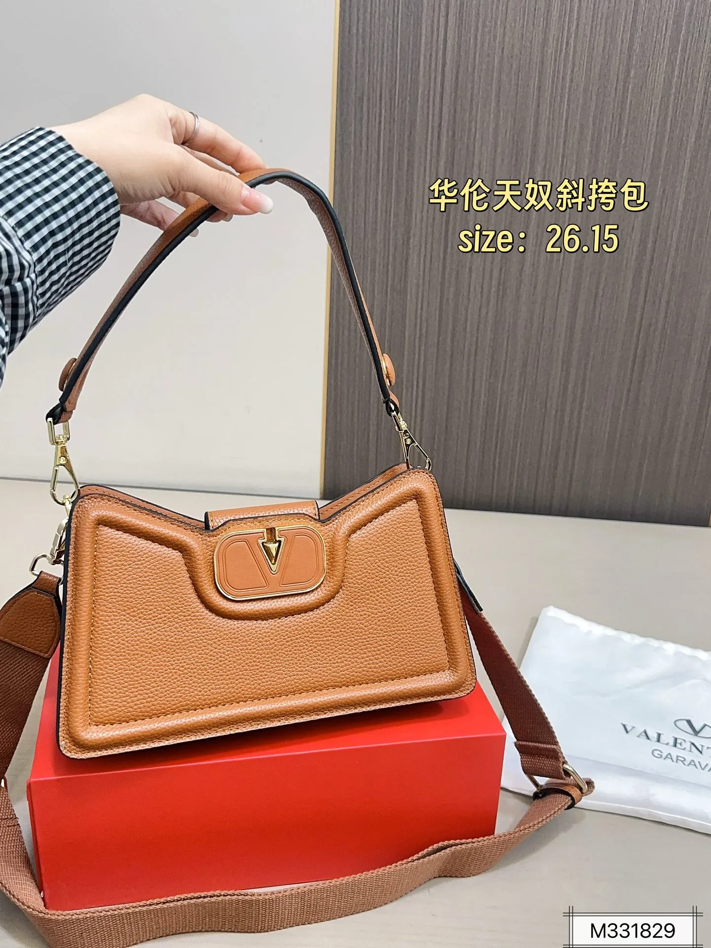 💰290 with folding box ⚠️Size 26.15 Valentino Allknots crossbody bag Exquisite and beautiful High-end elegance Easy to control, no matter the clothes or seasons Can be used all year round, salty or sweet Carry it on a tall girl, look like a royal lady Carry it on a small girl, it looks like a sweet girl